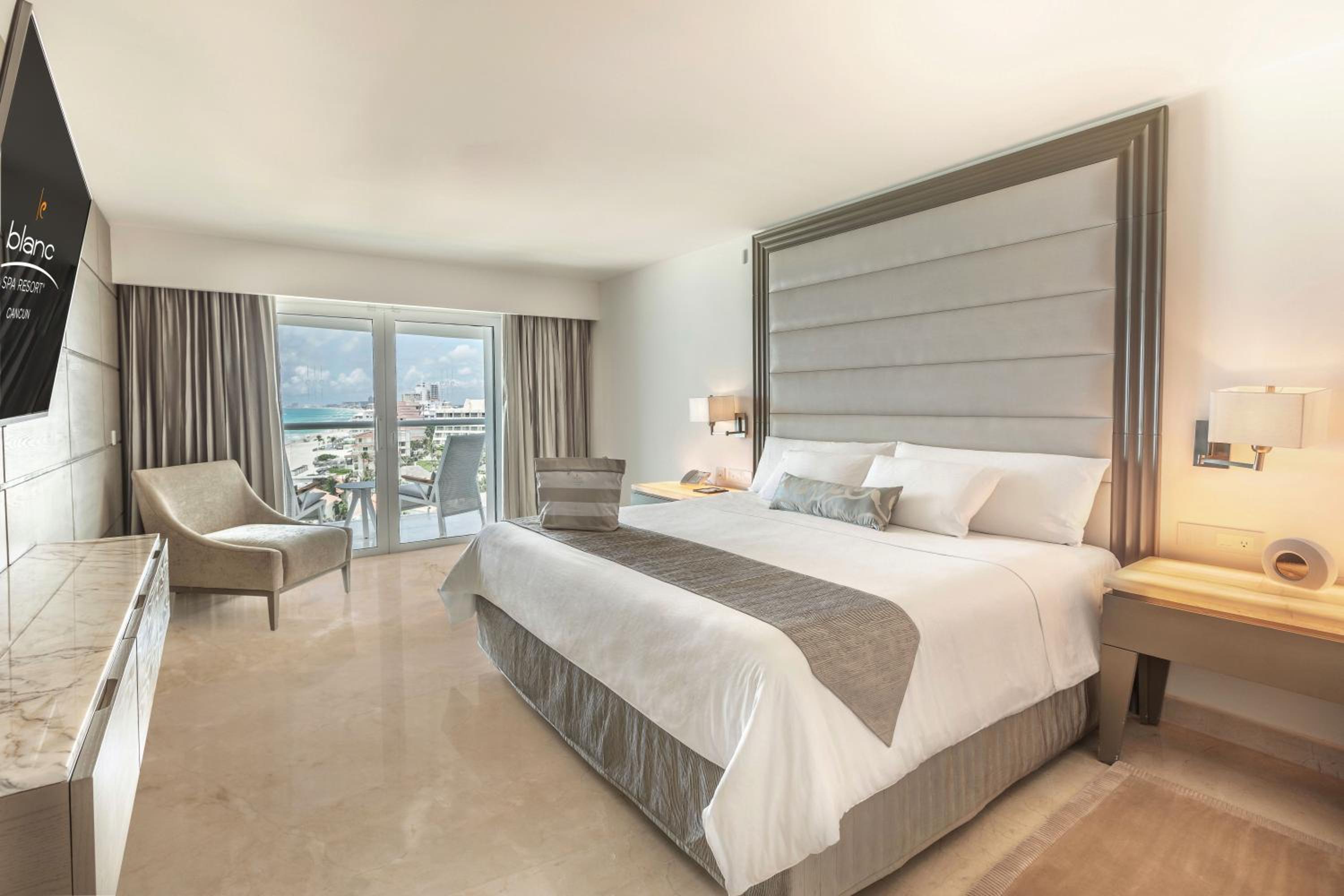 Royal Presidential Suite Ocean Front photo 1
