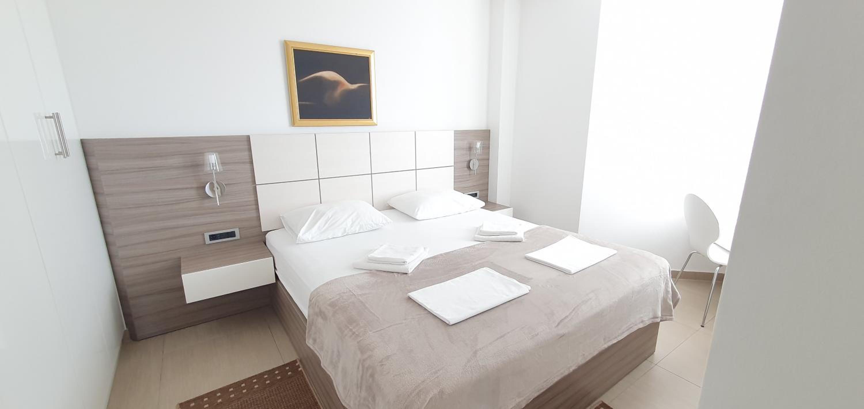 Apartamento de dois quartos com varanda e vista para o mar