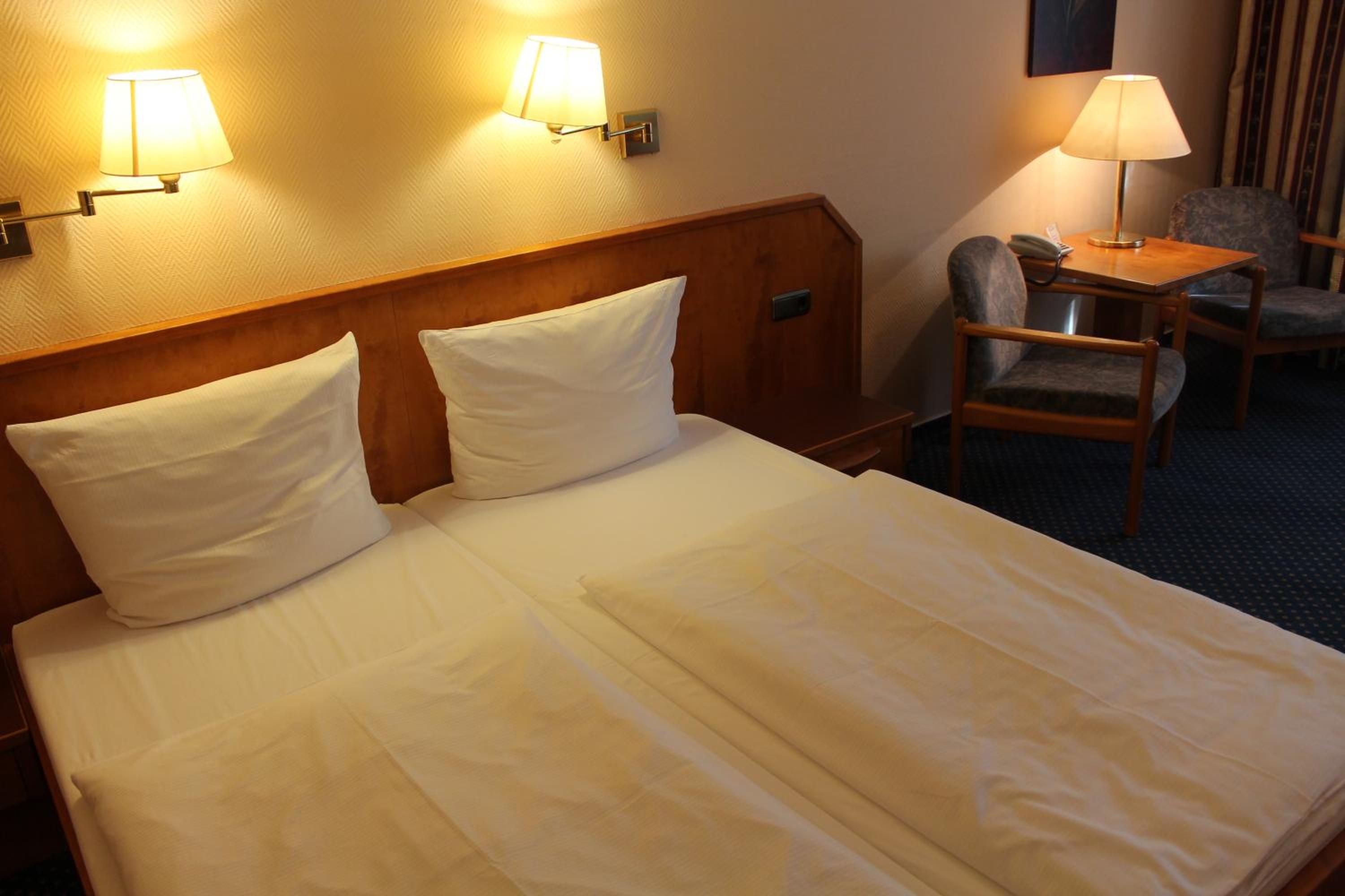 Double or Twin Room with Lake View - Photo 1