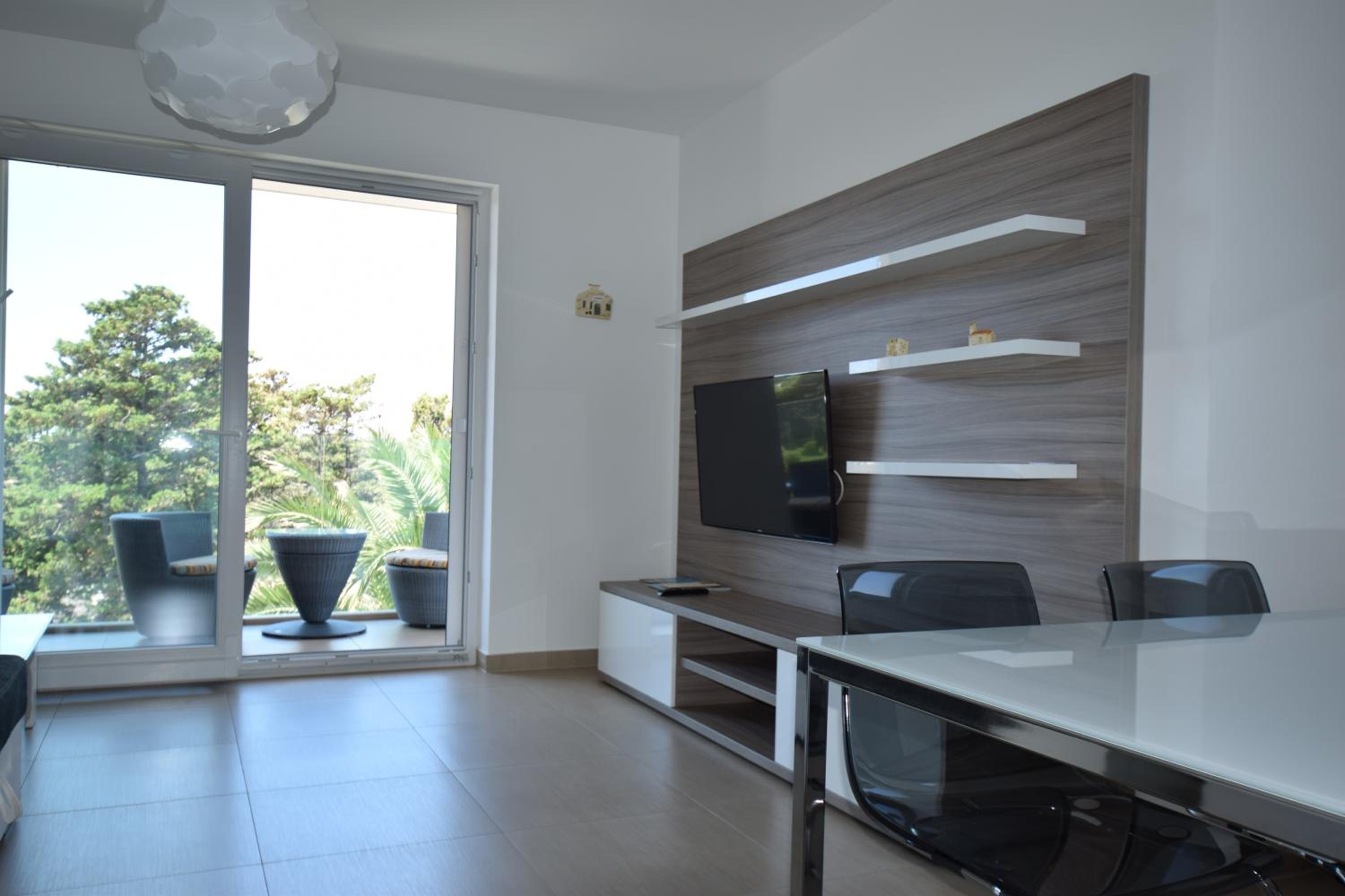 Apartamento Confortável de Dois Quartos com Varanda e Vista para o Mar