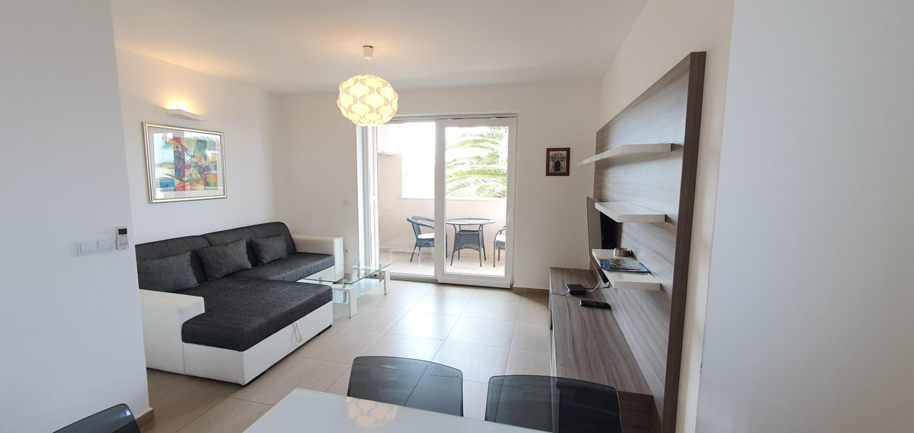 Comfort Two-Bedroom Apartment with Balcony - Photo 3