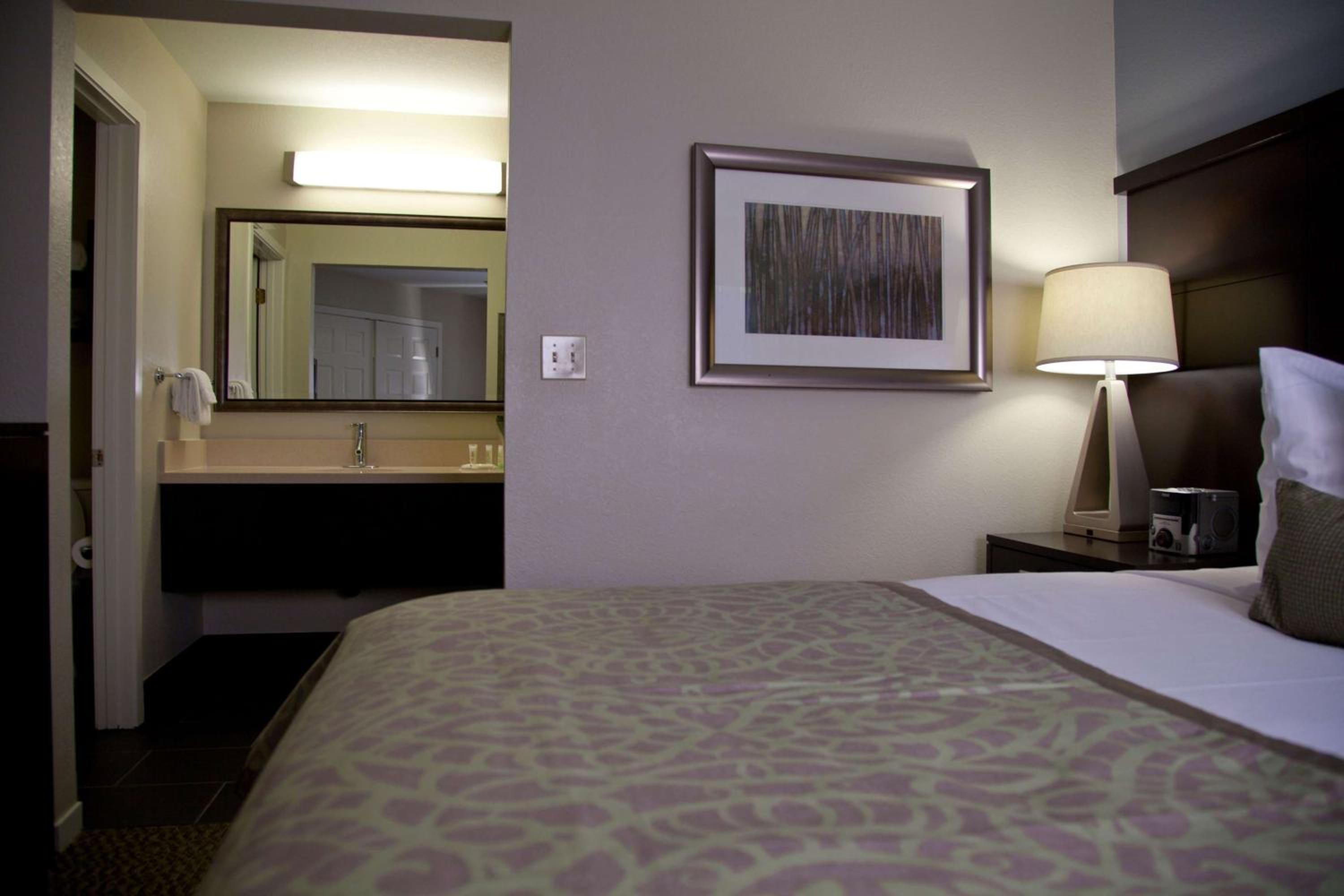 Two-Bedroom Queen Suite with Roll-In Shower - Mobility/Hearing Accessible photo 1