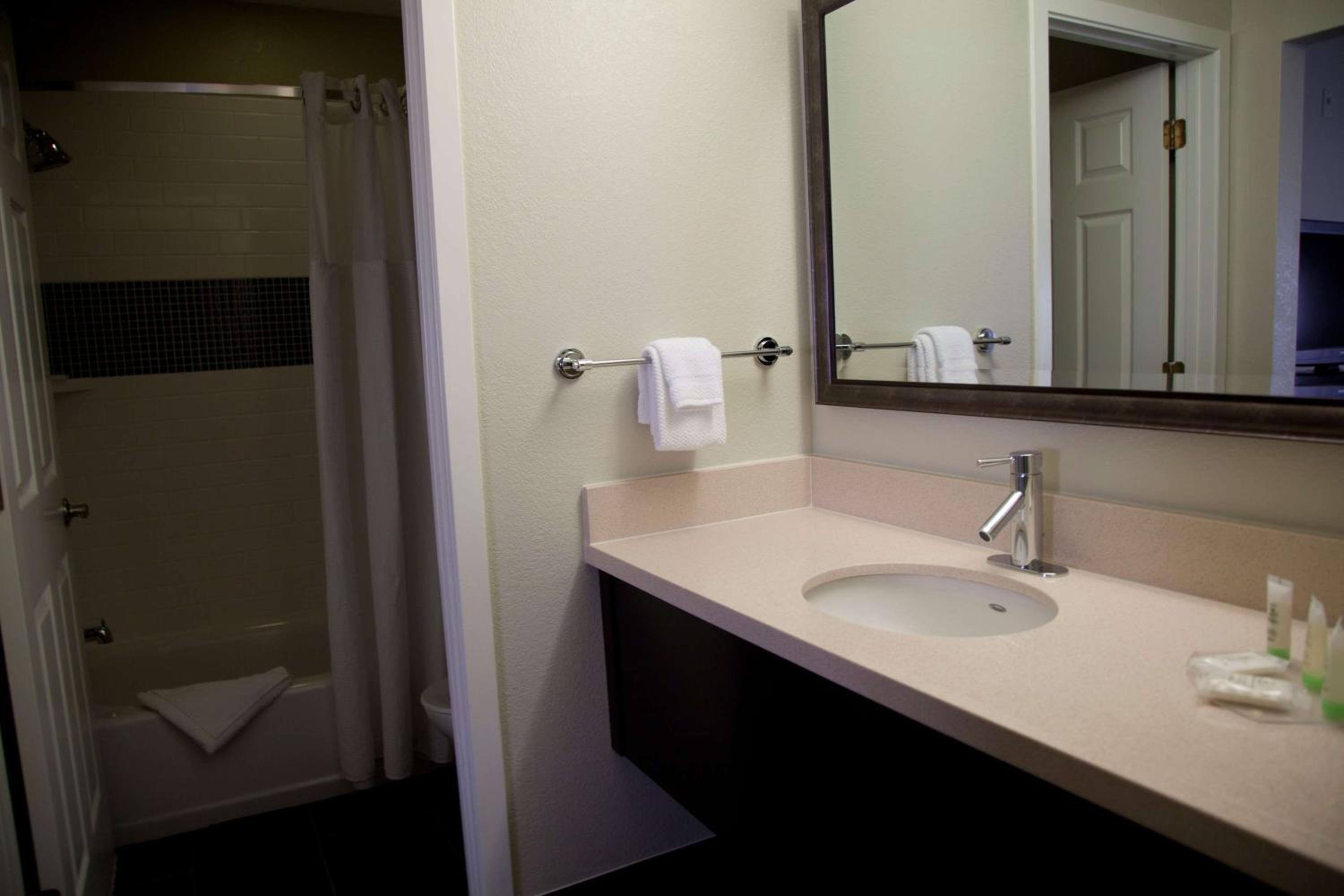 One-Bedroom Queen Suite - Photo 2