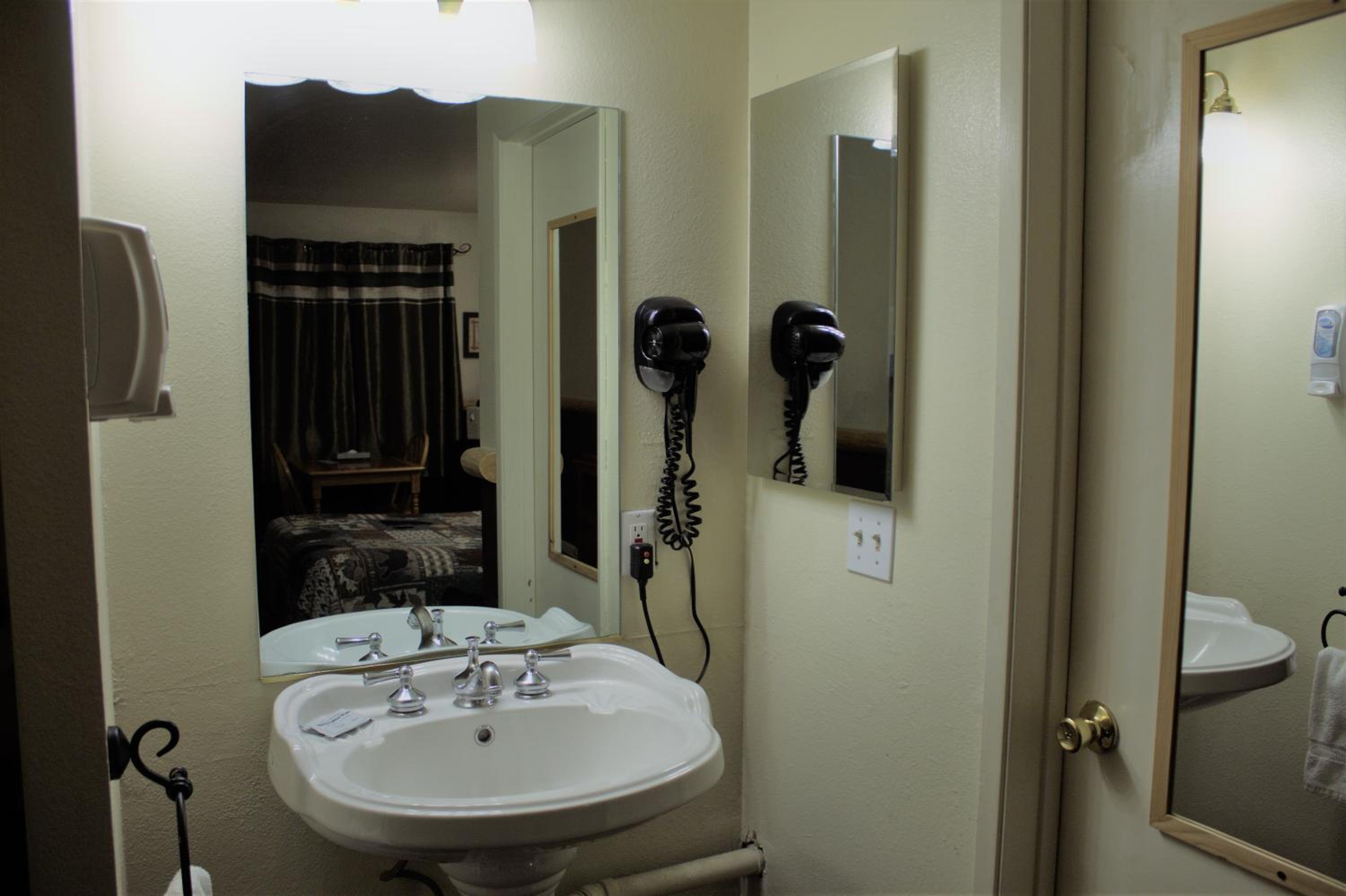 Queen Room - Photo 10