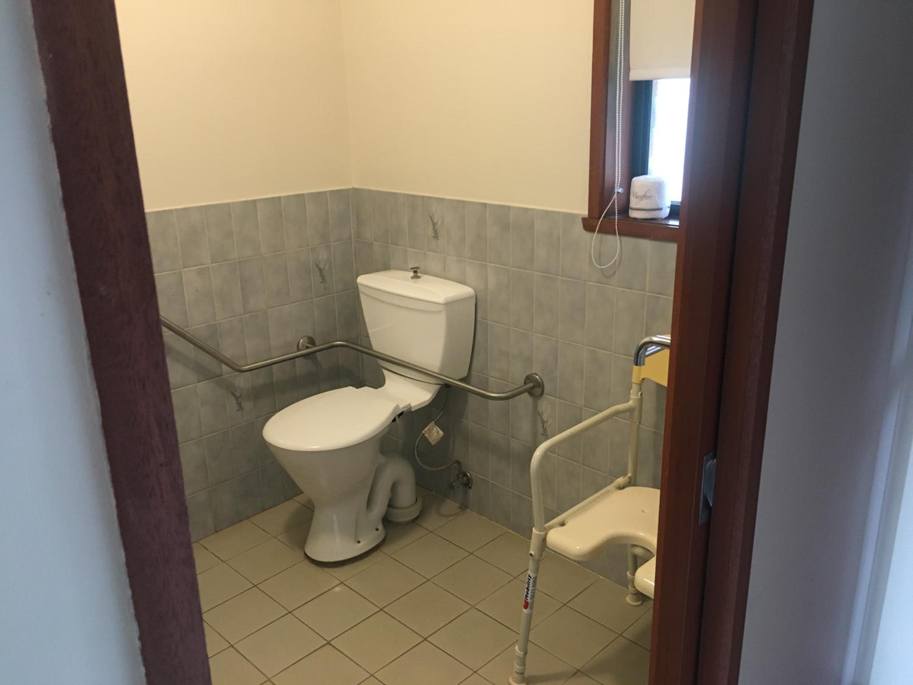 Twin Room - Disability Access - Photo 3