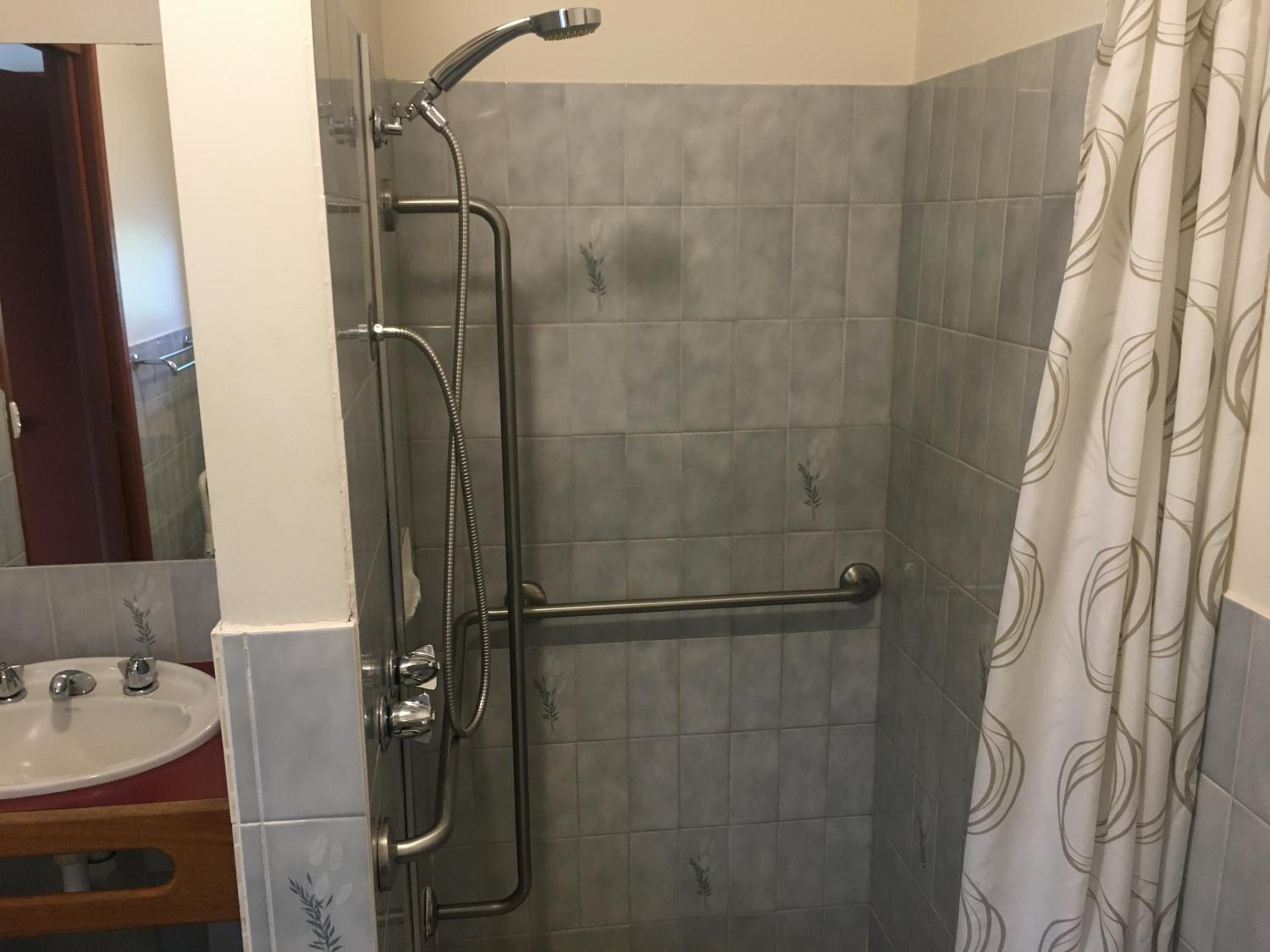 Twin Room - Disability Access - Photo 4