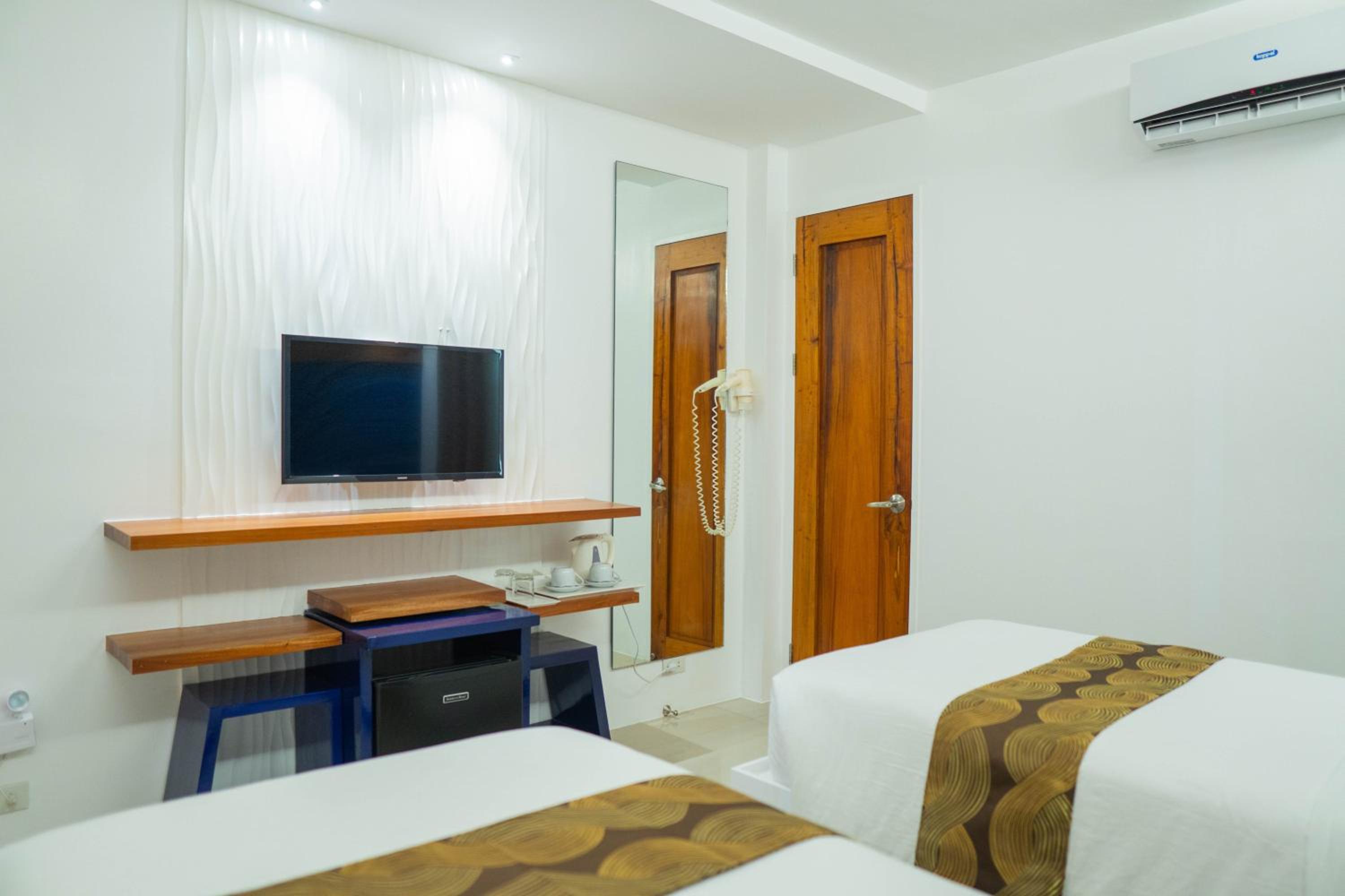 Twin Room - Photo 3