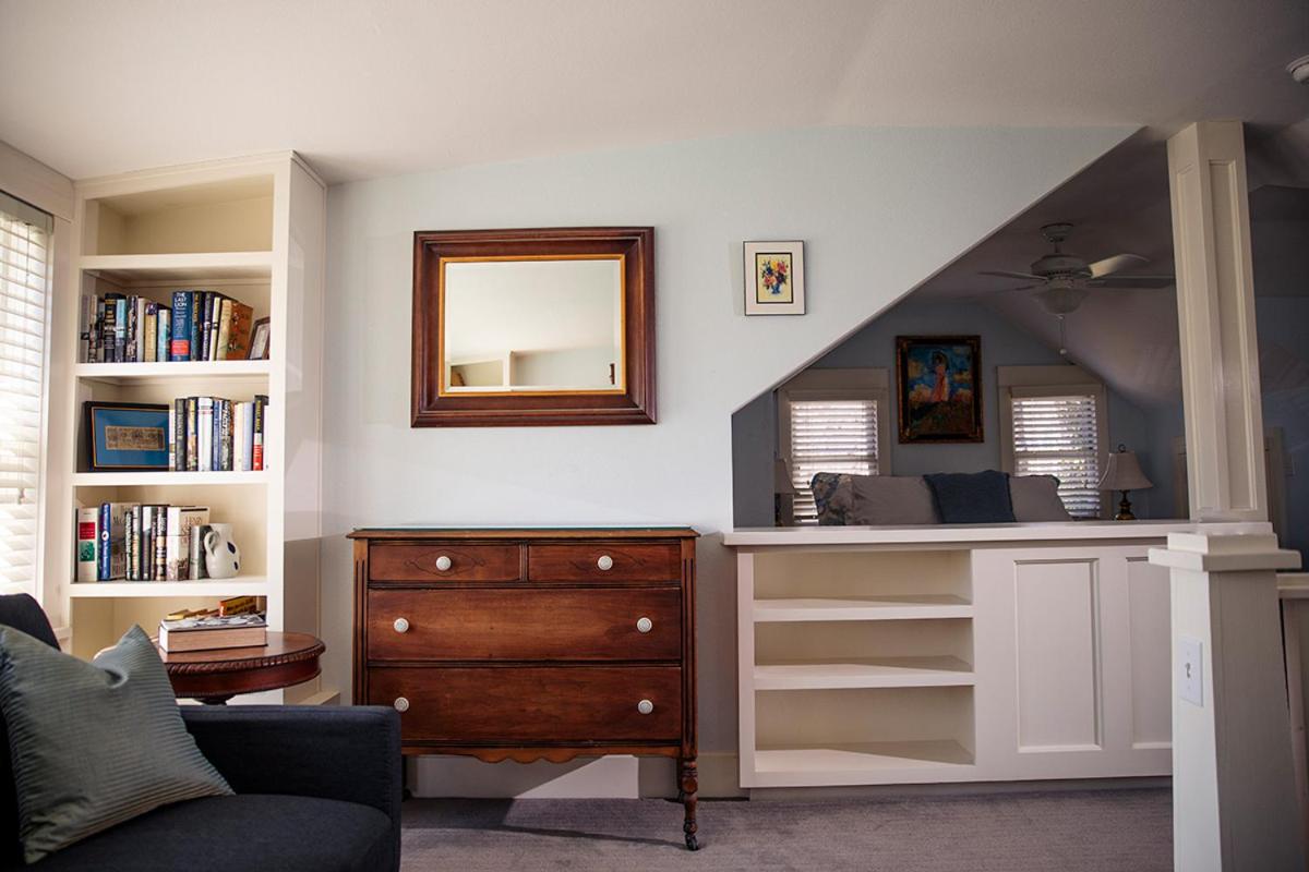 Deluxe Queen Suite photo 2