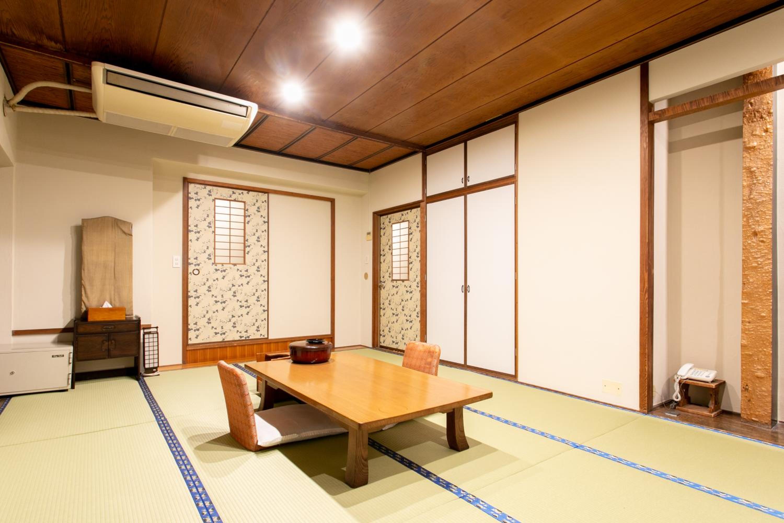 Japanese-Style Large Room with Toilet photo 3