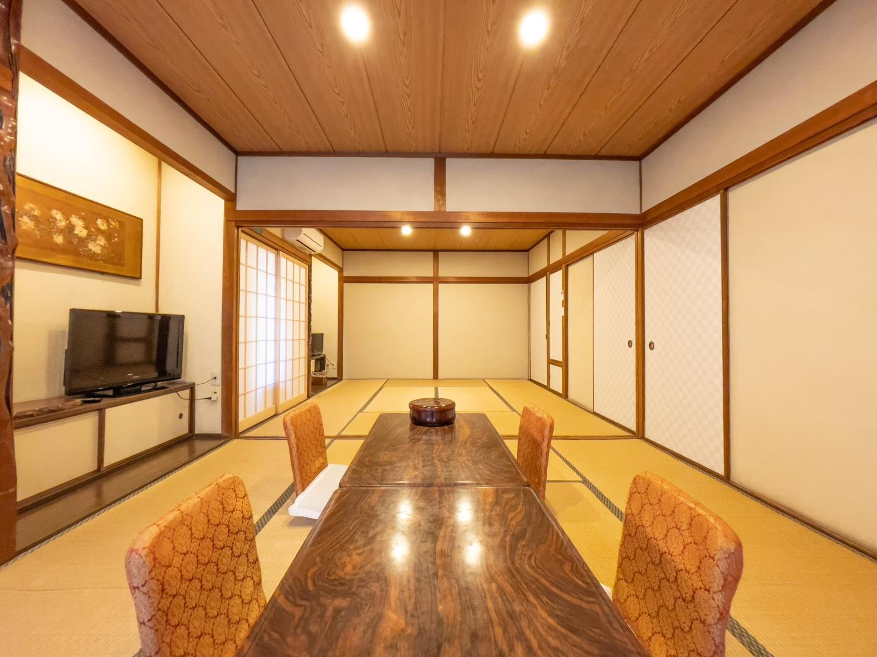Japanese-Style Family Room with Toilet photo 3