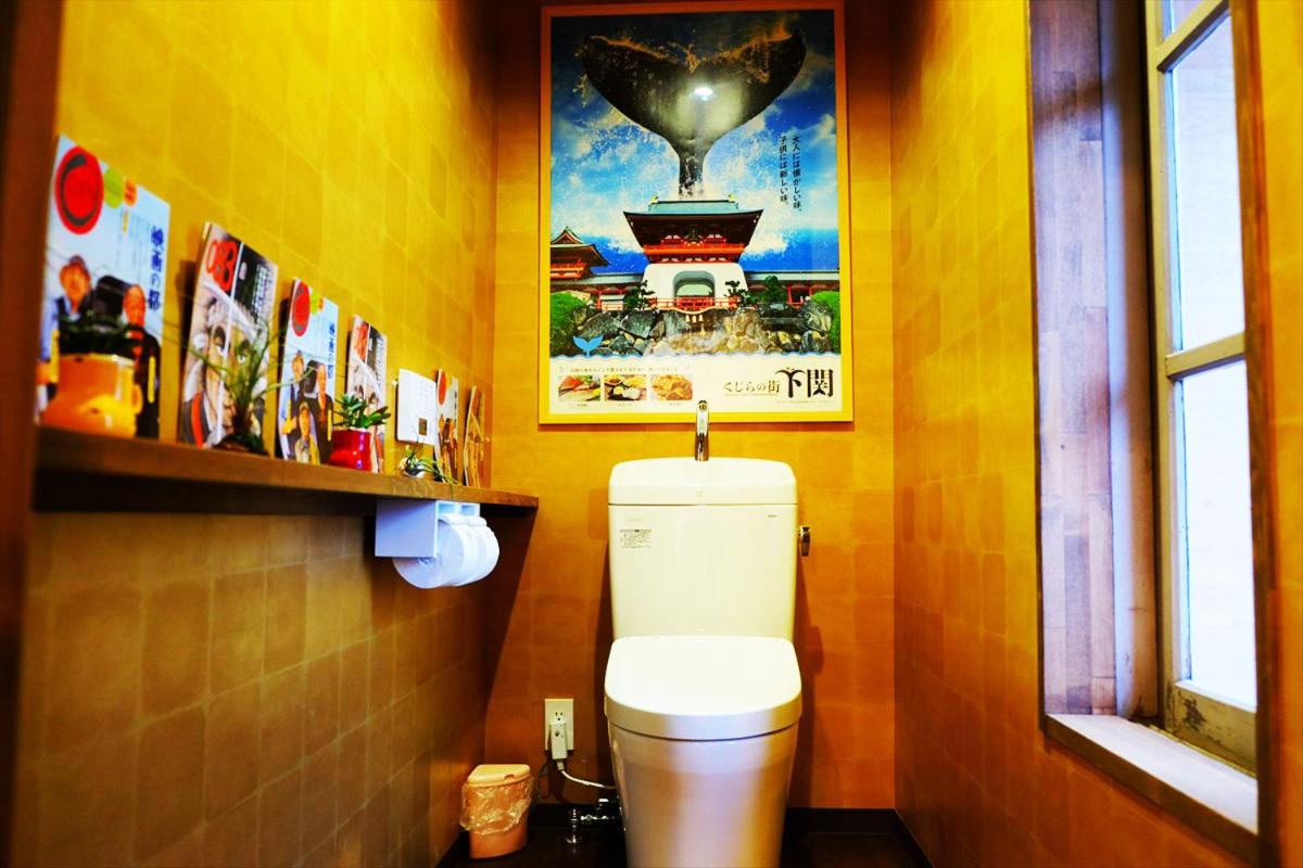 Japanese-Style Family Room with Toilet photo 2