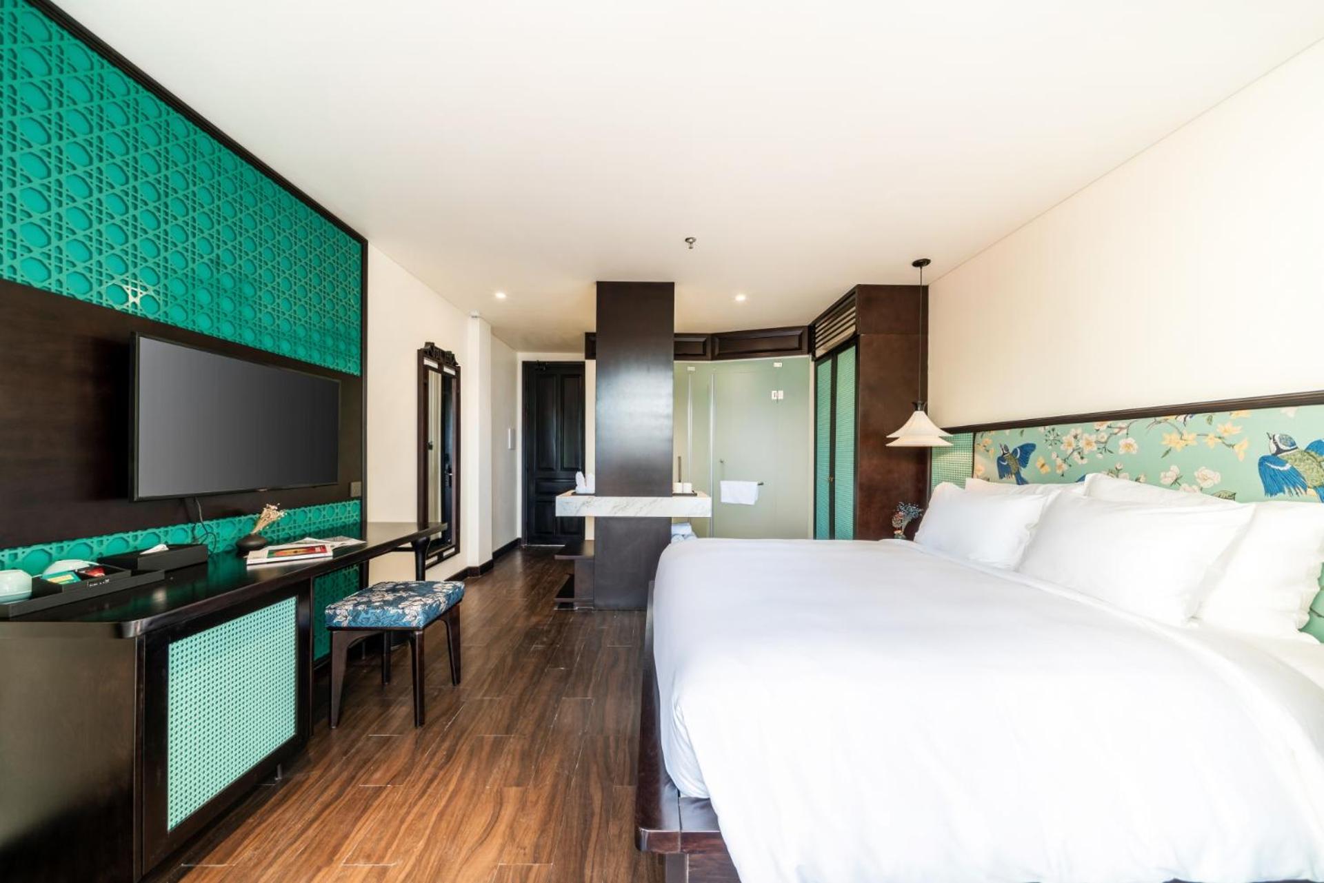 Superior King Room with River View photo 2