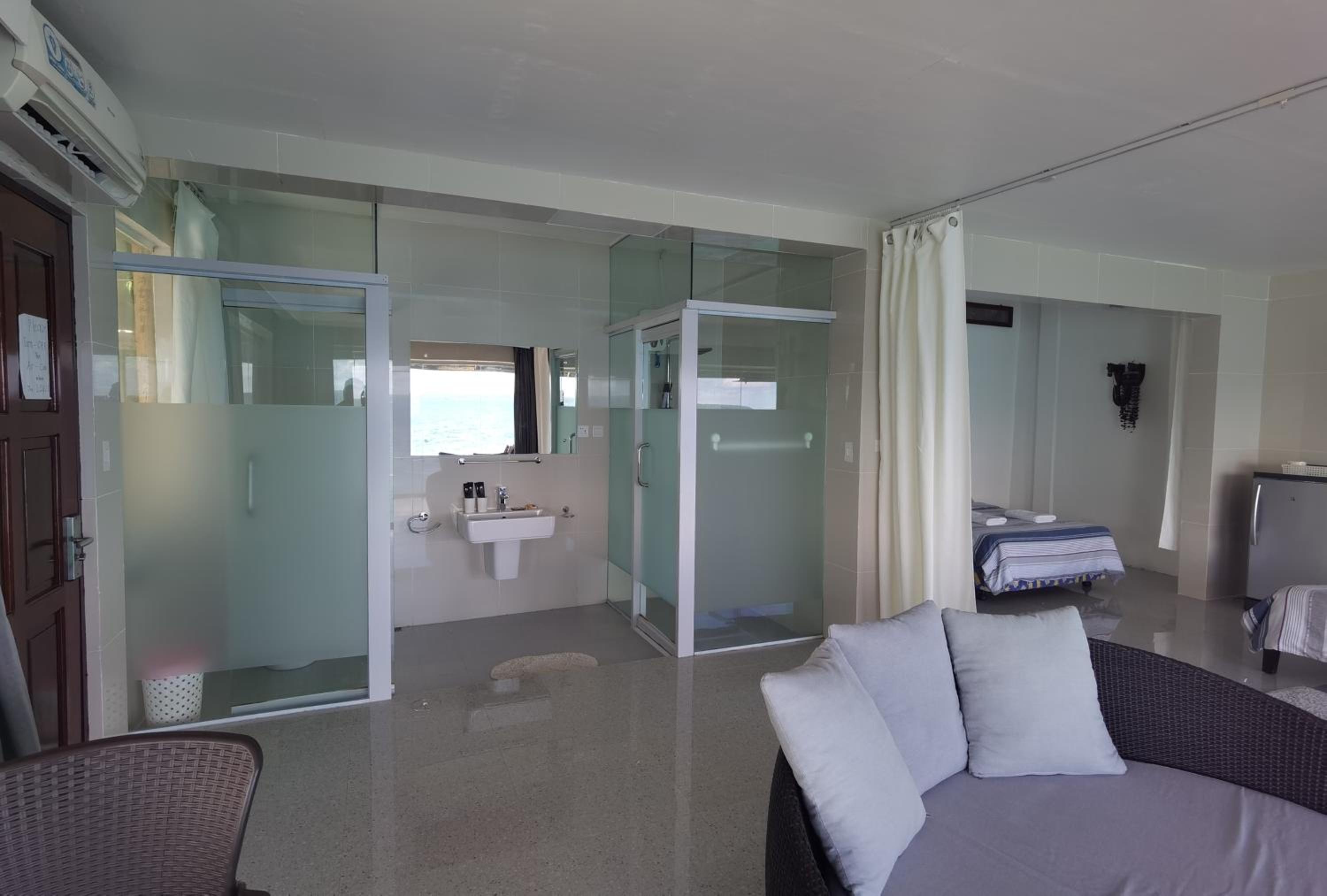 Deluxe Suite with Sea View - Photo 4