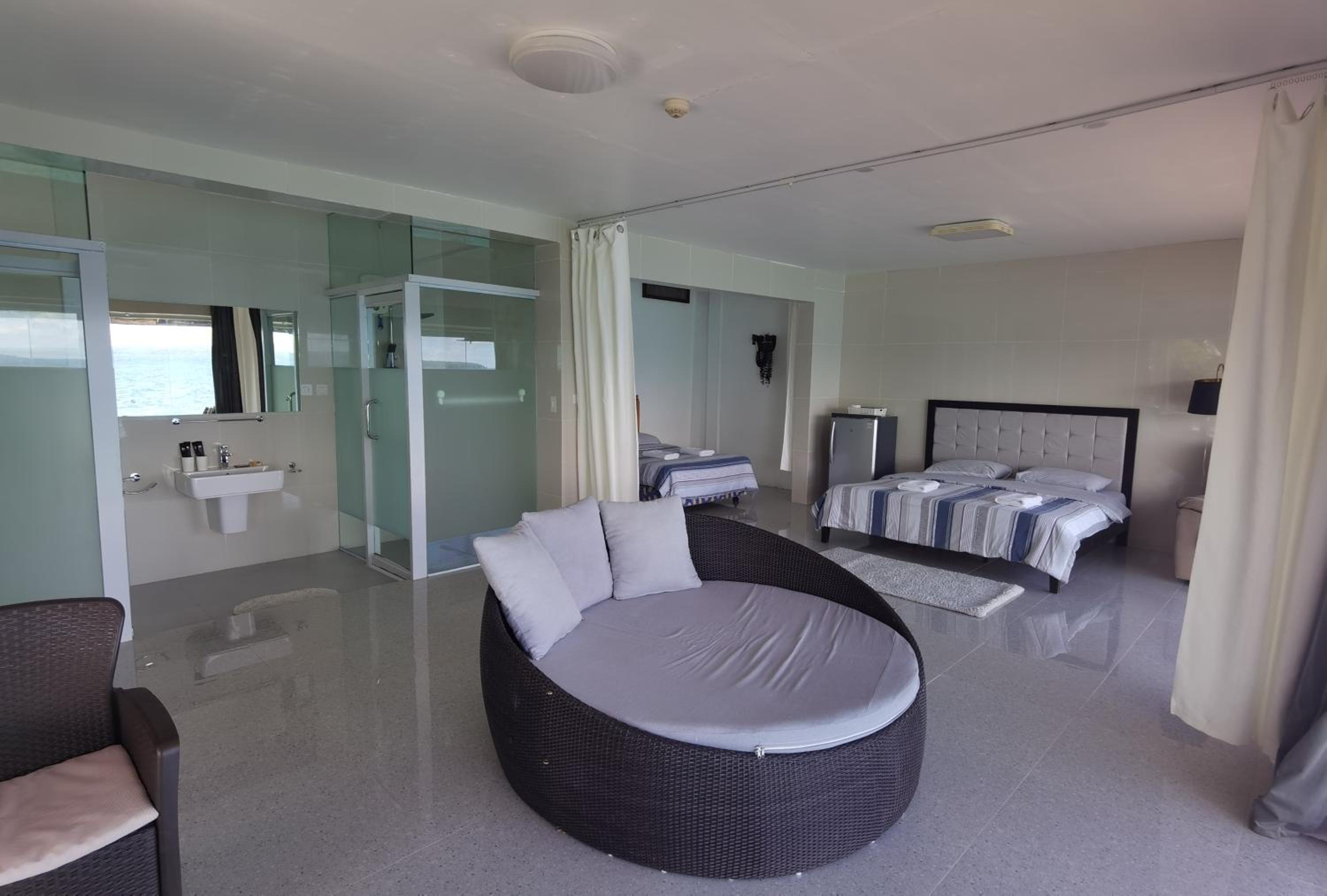 Deluxe Suite with Sea View - Photo 5