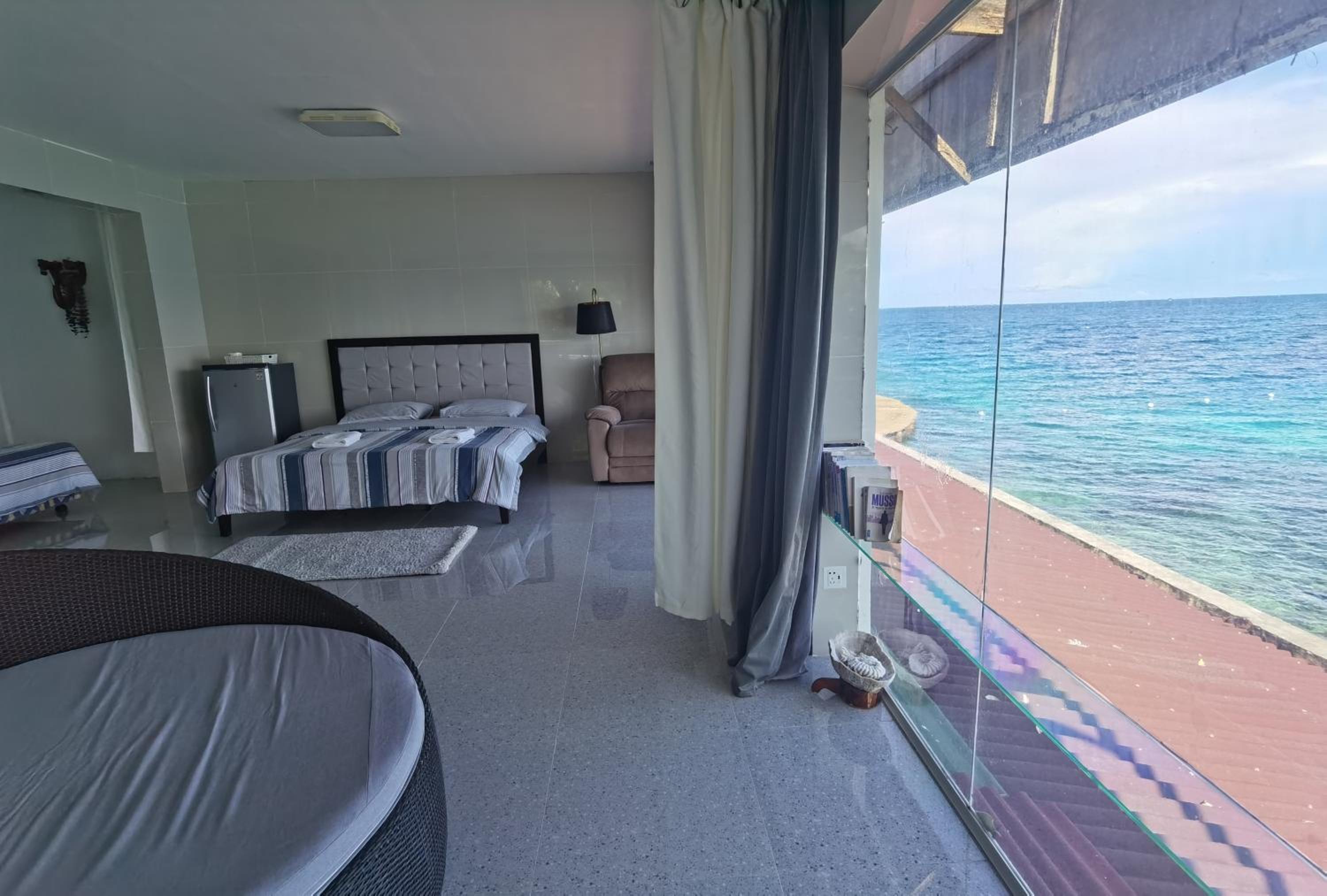 Deluxe Suite with Sea View - Photo 6