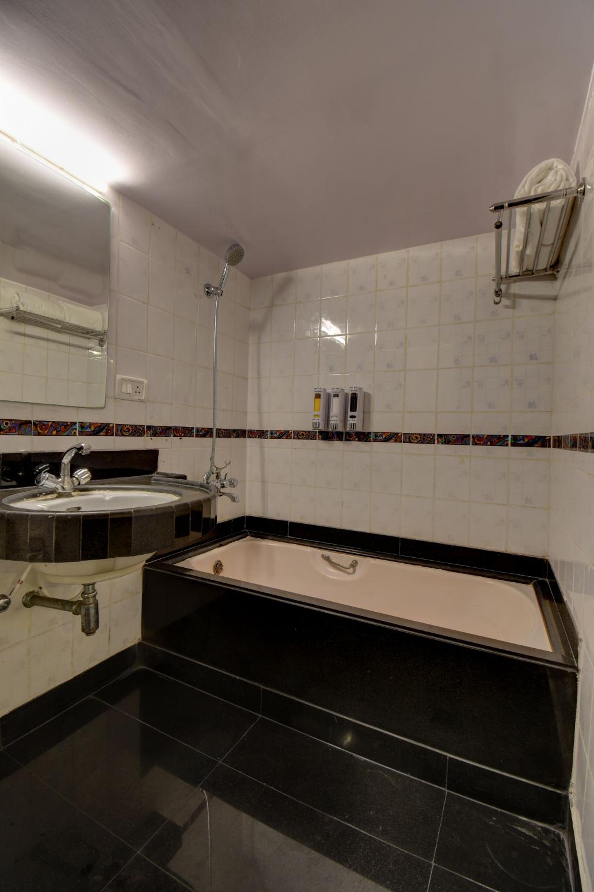 Suite - Photo 9