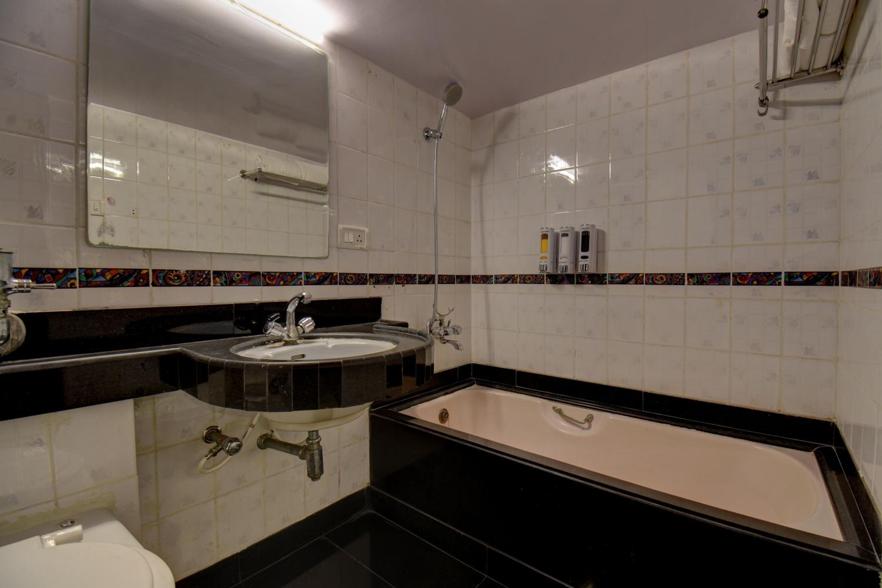 Suite - Photo 11