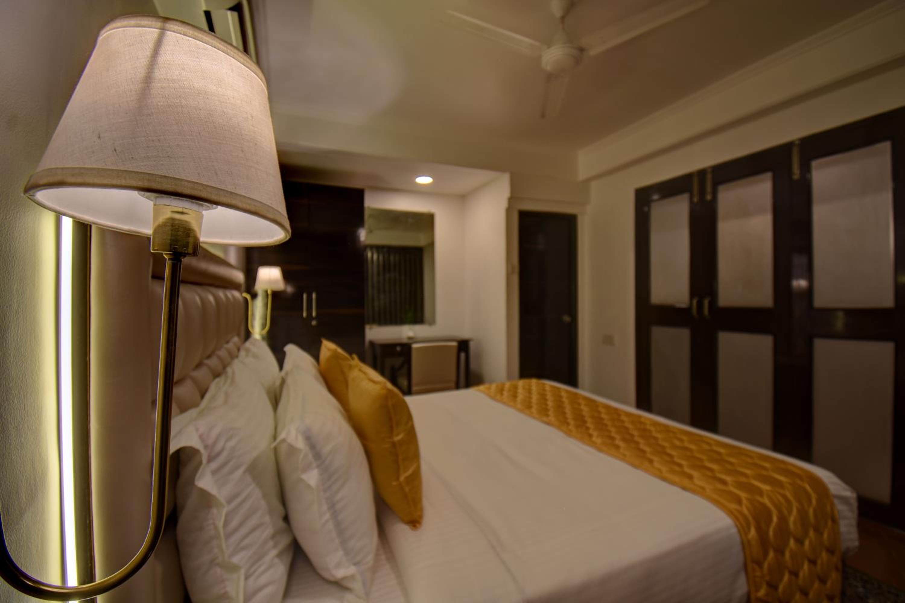 Suite - Photo 13