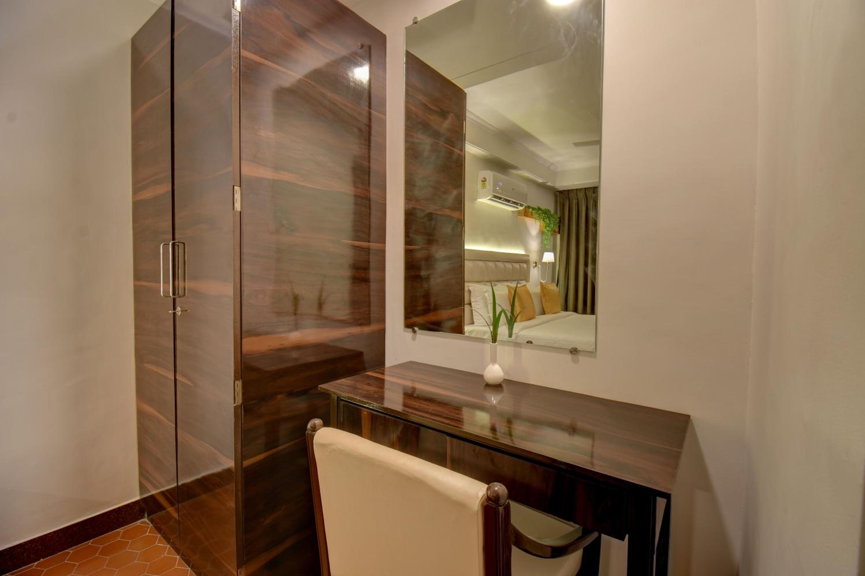 Suite - Photo 15