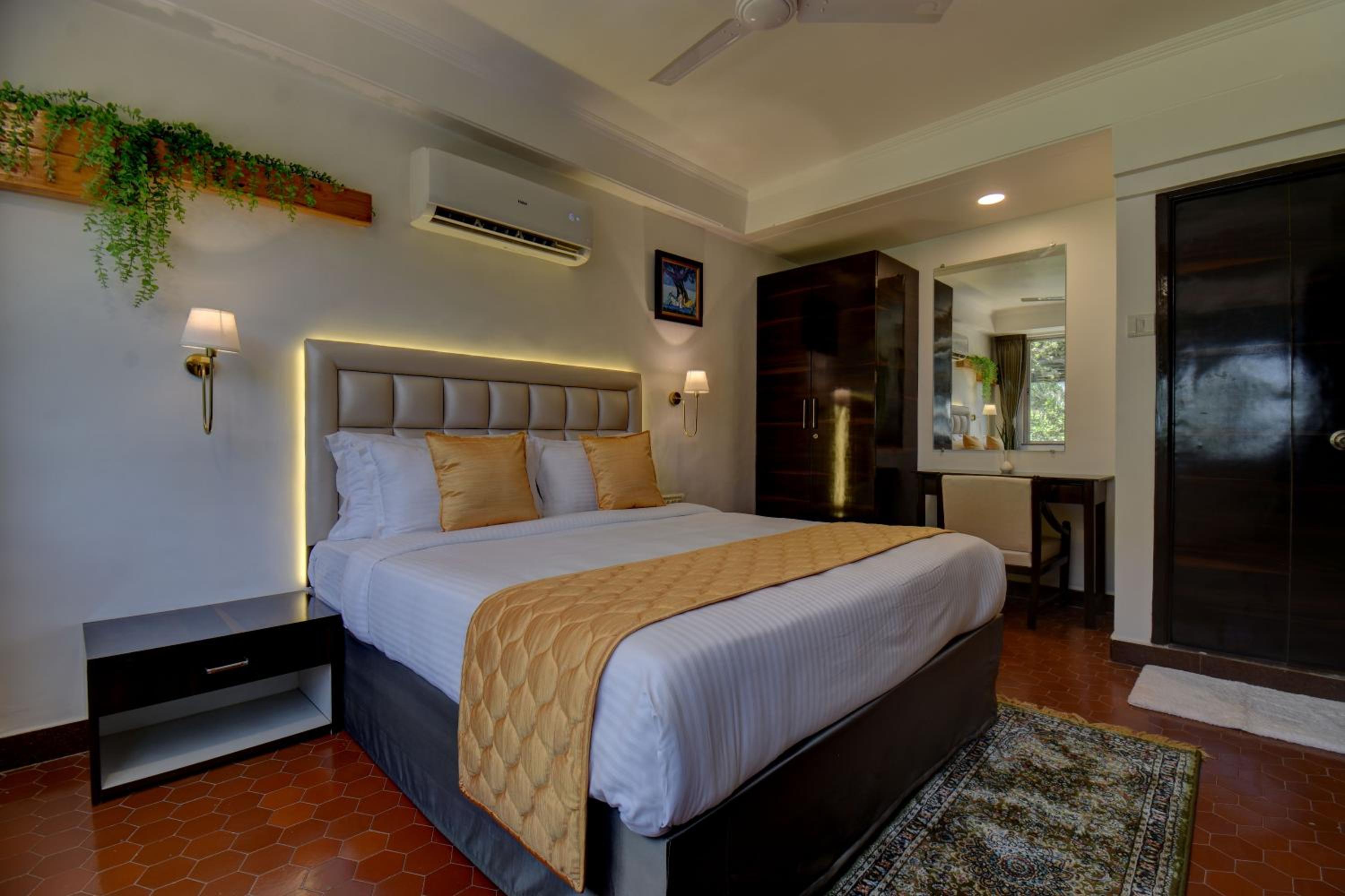 Suite - Photo 17