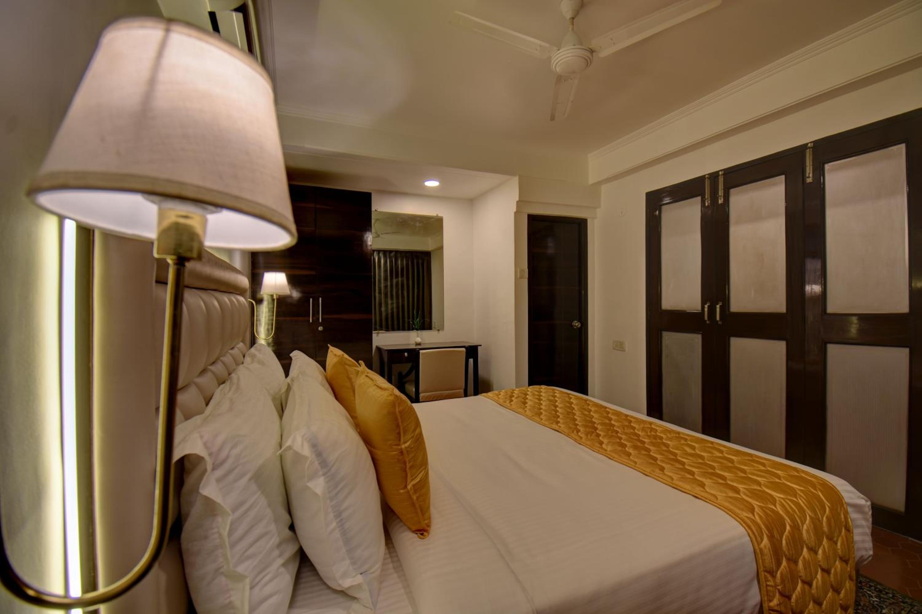 Suite - Photo 18