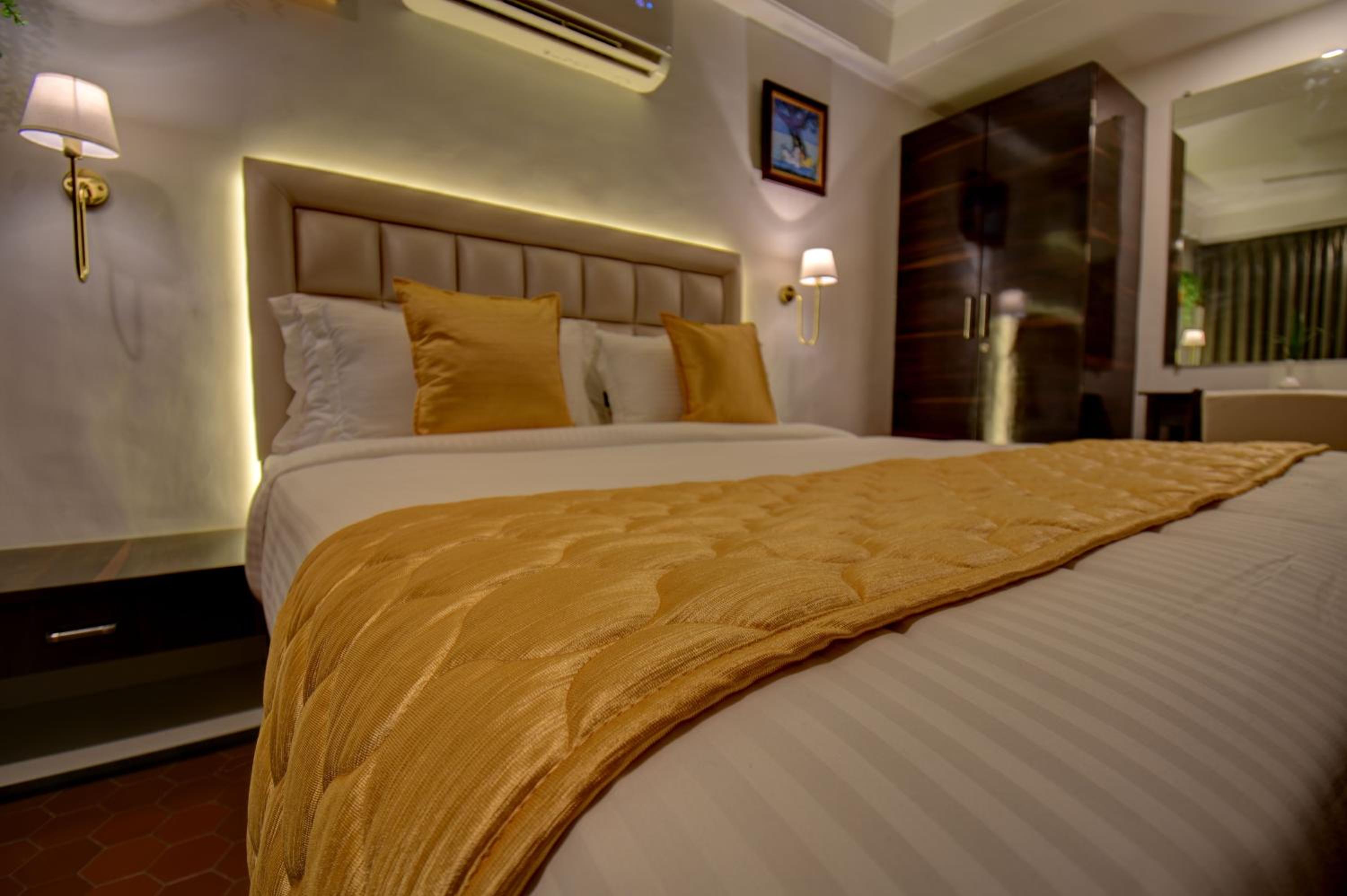 Suite - Photo 19