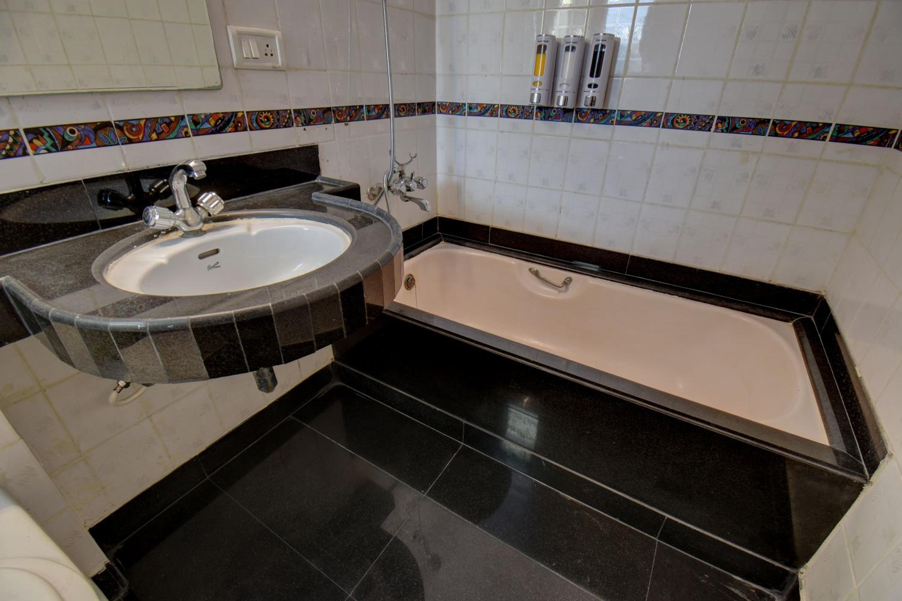 Suite - Photo 2