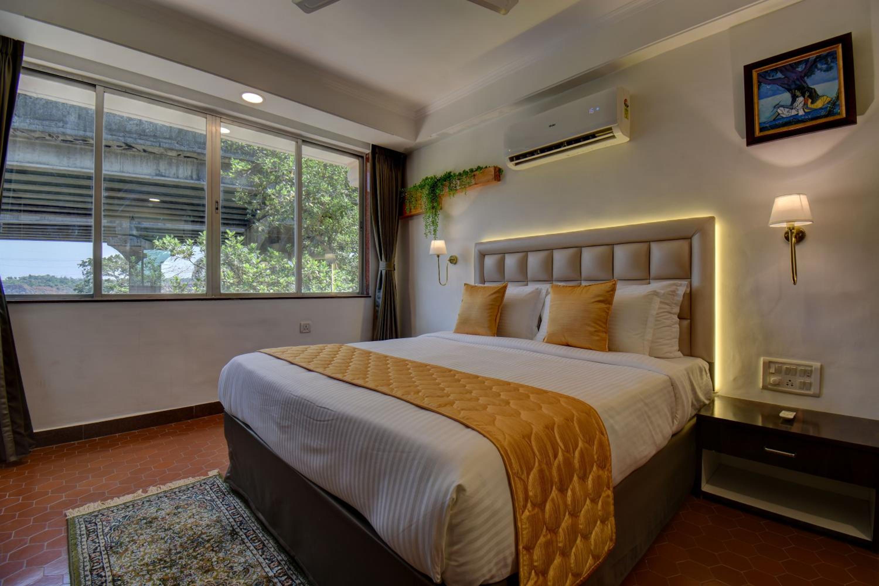 Suite - Photo 1