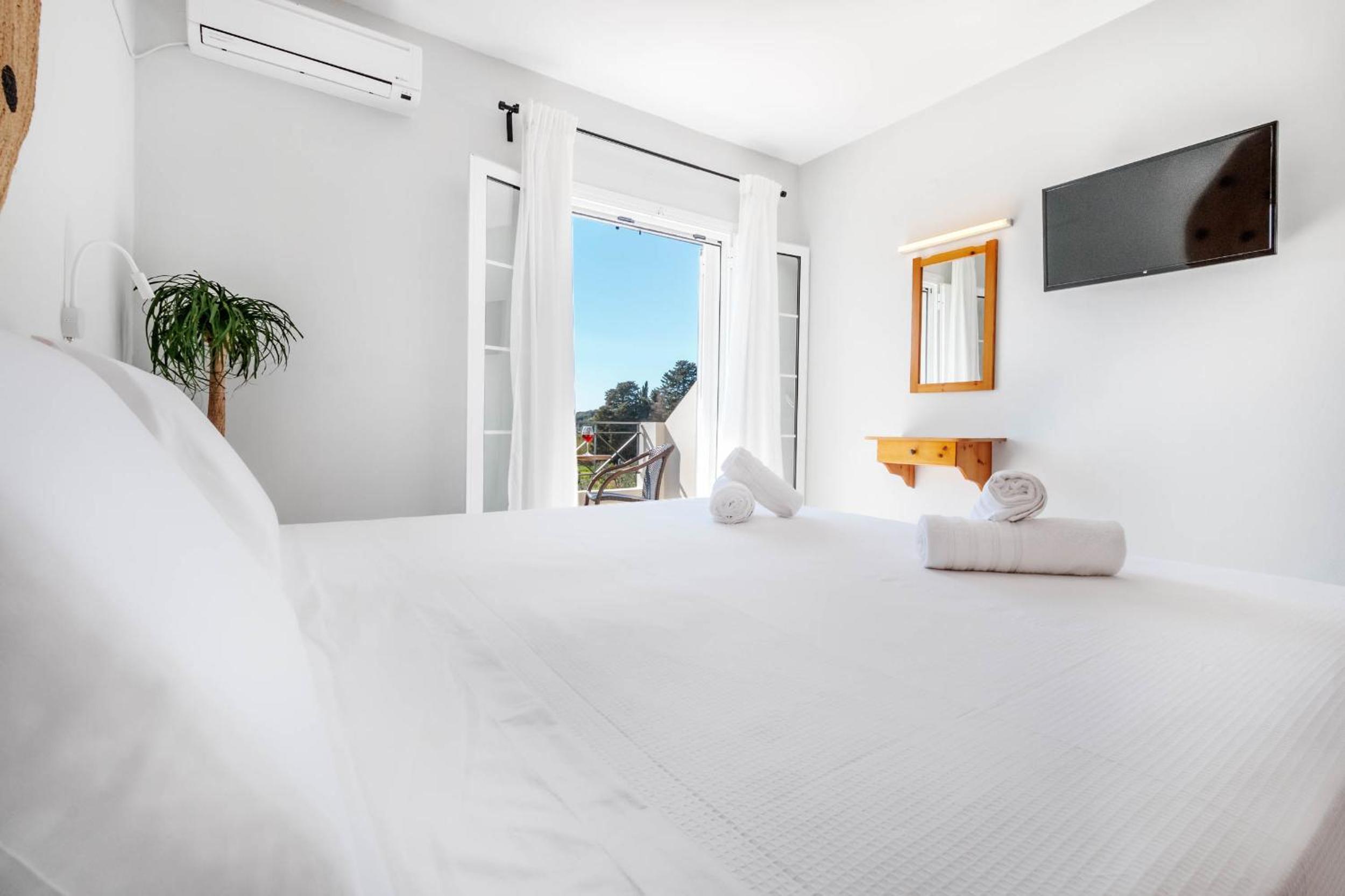 Double or Twin Room with Partial Sea View
