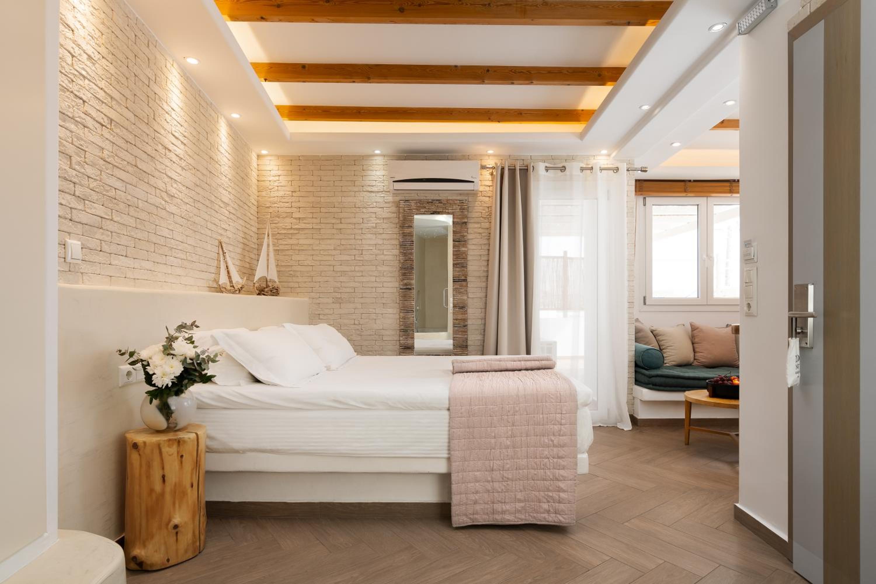 Master Suite with Outdoor Hot Tub photo 1