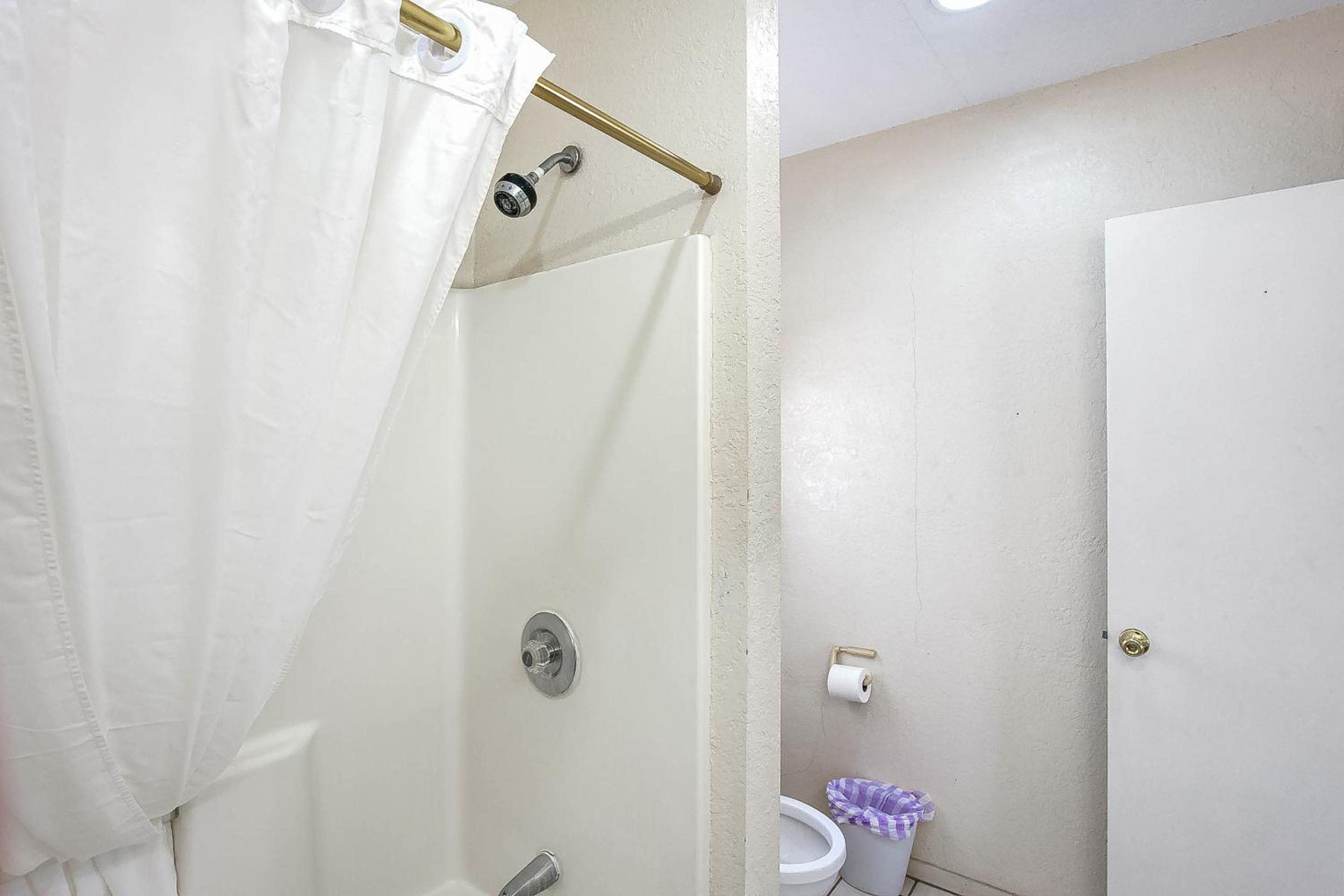 Queen Room photo 2