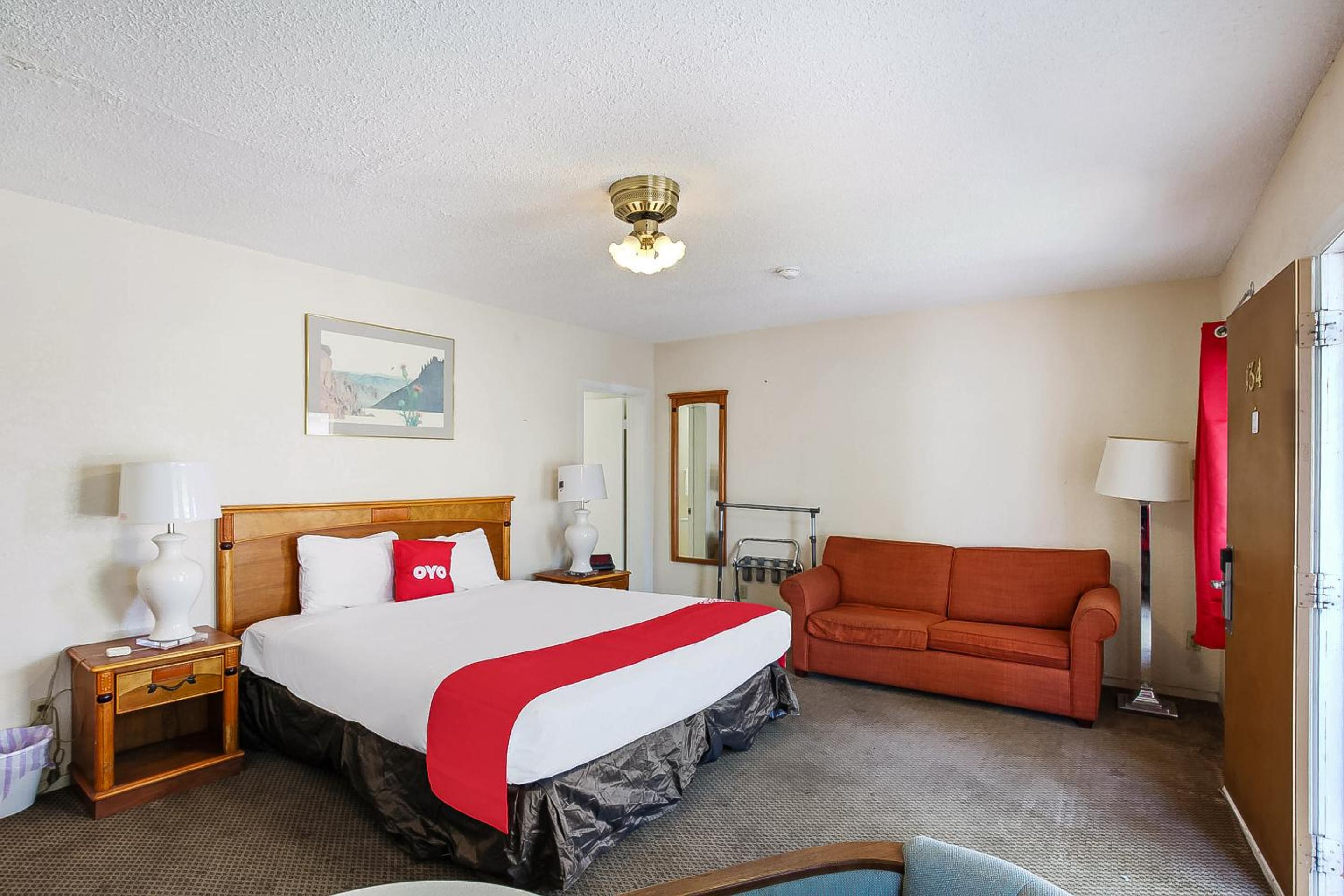 Queen Room photo 1