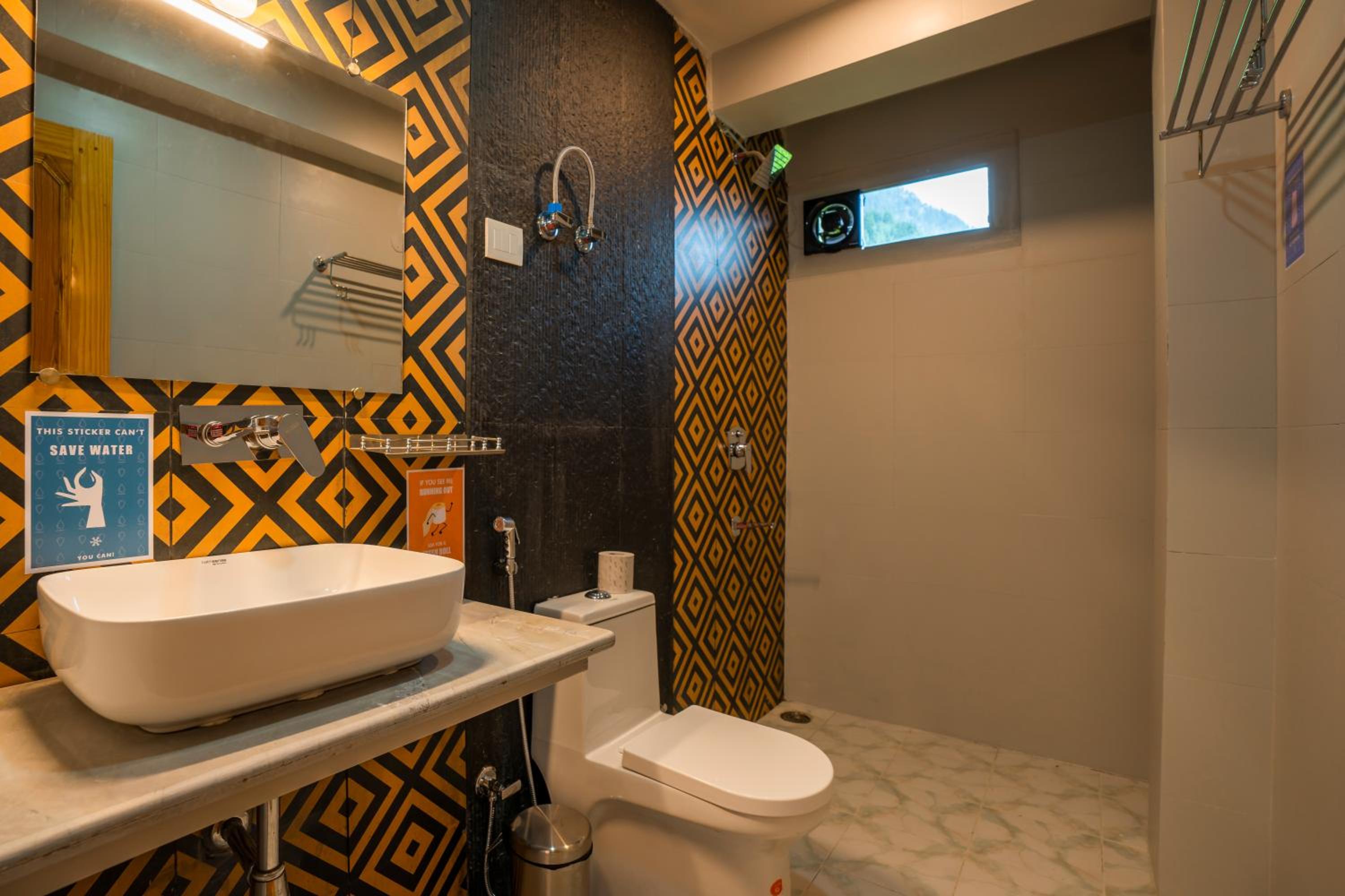 Double Room with Balcony - Photo 9