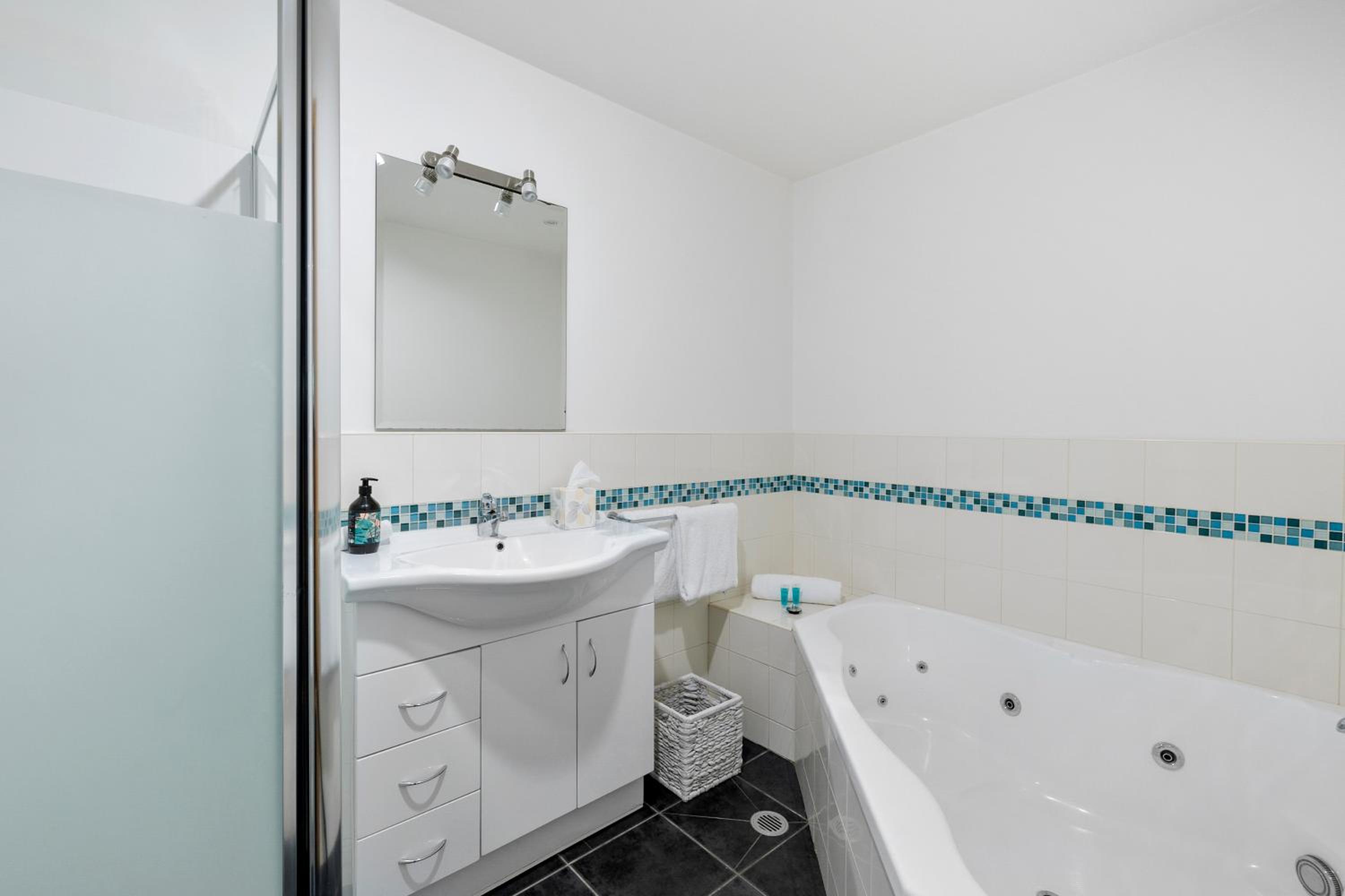 Bush House - Group Accommodation for up to 9 Pax photo 2
