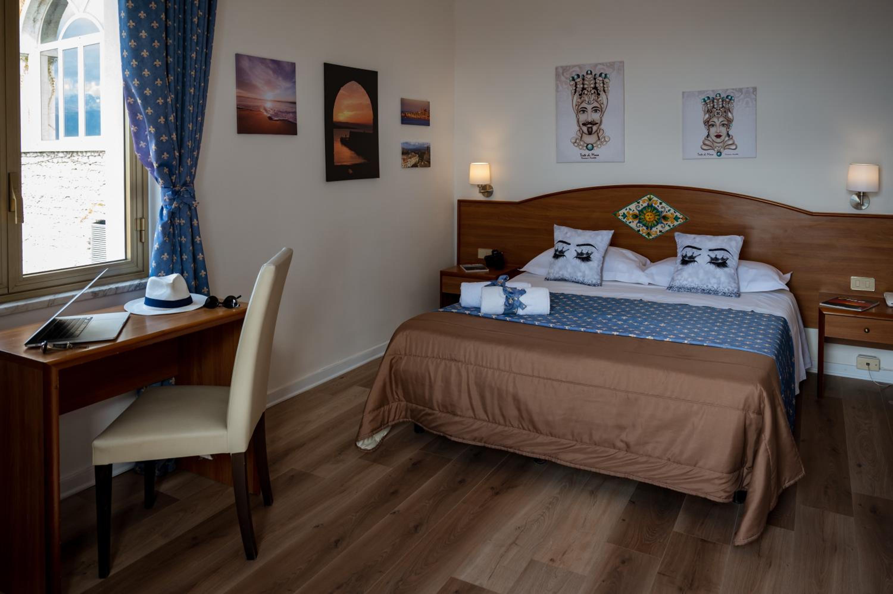 Double or Twin Room with Sea View photo 3