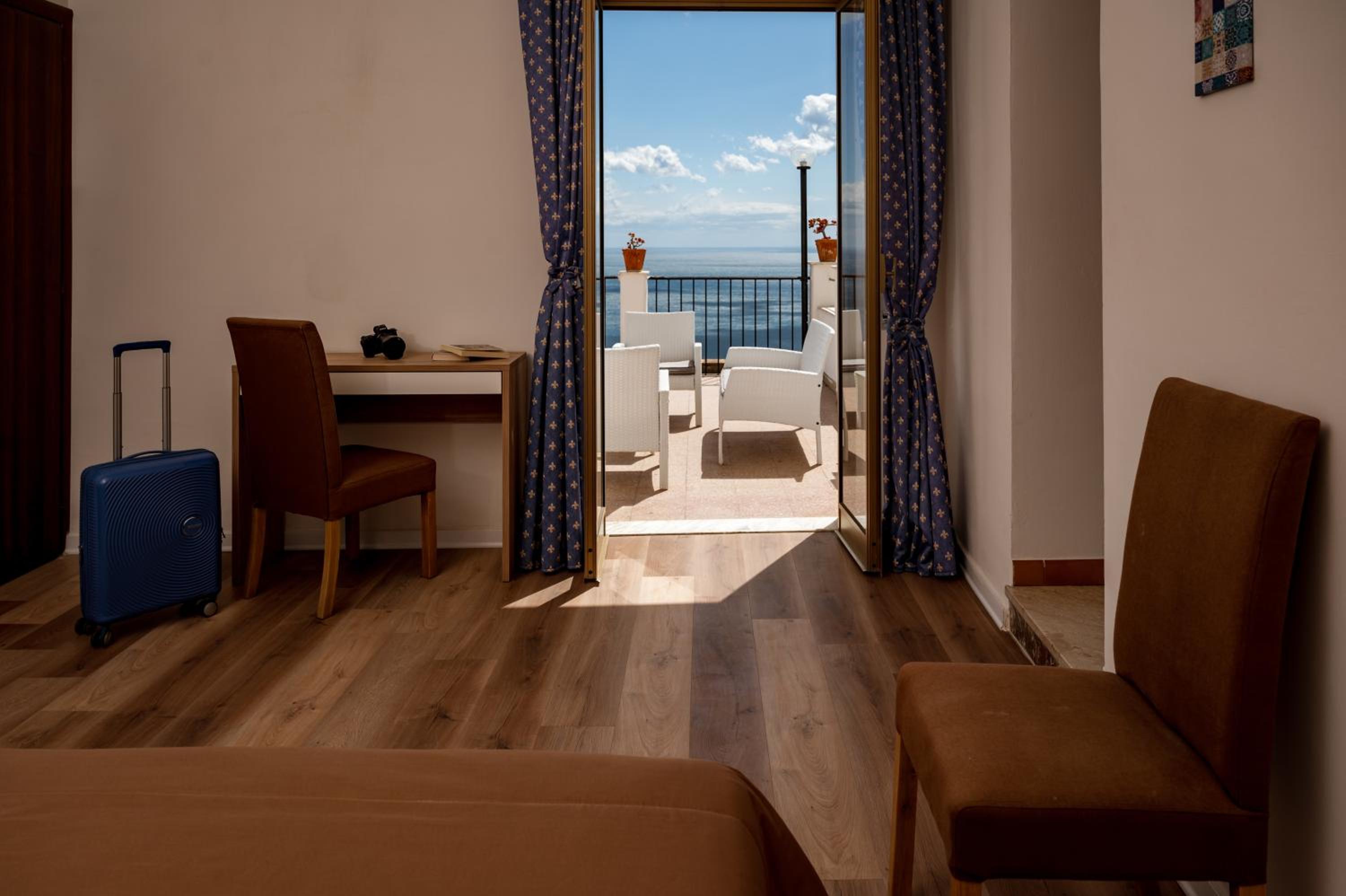 Double or Twin Room with Sea View photo 2