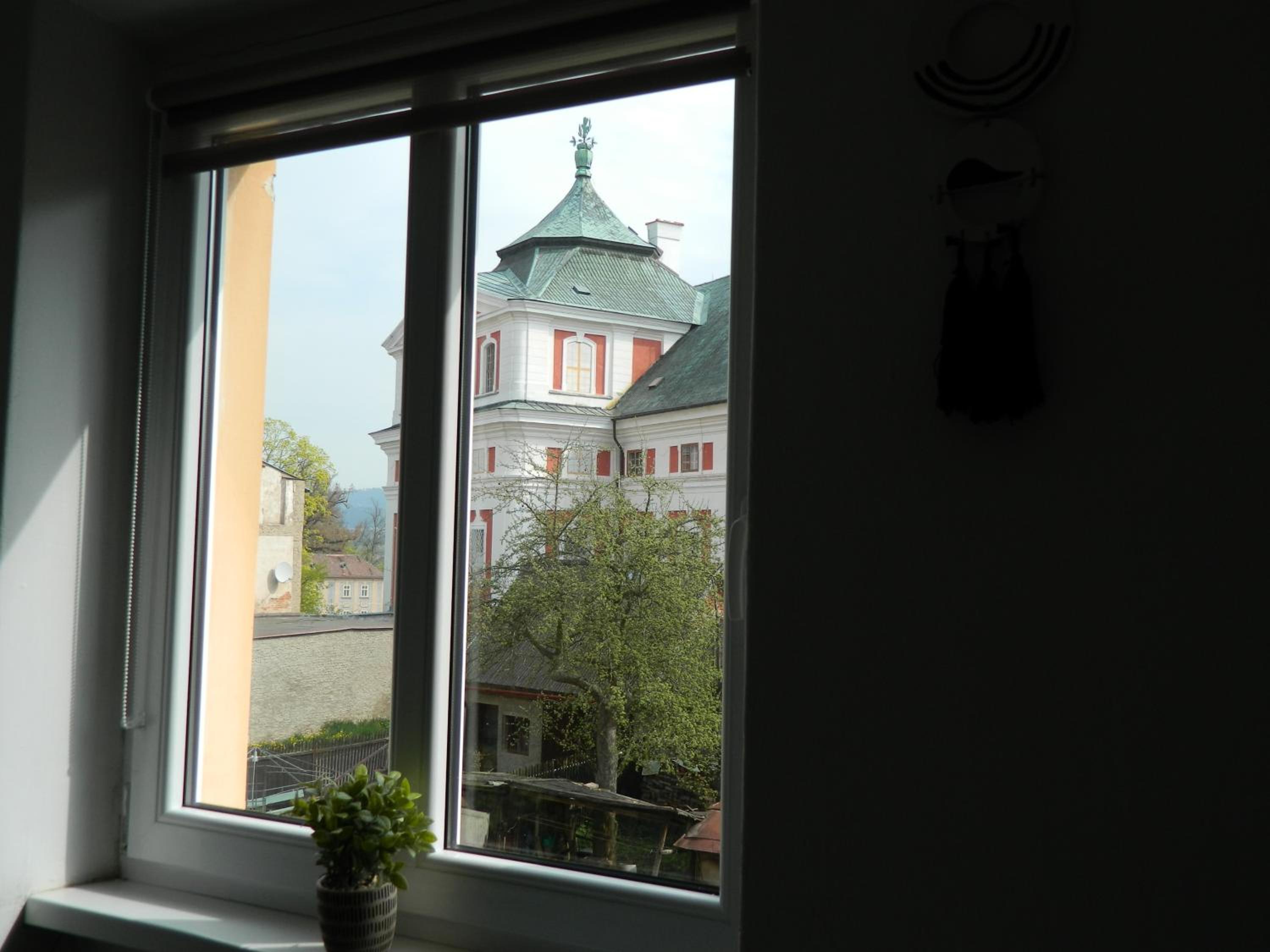 One-Bedroom Apartment - Photo 2