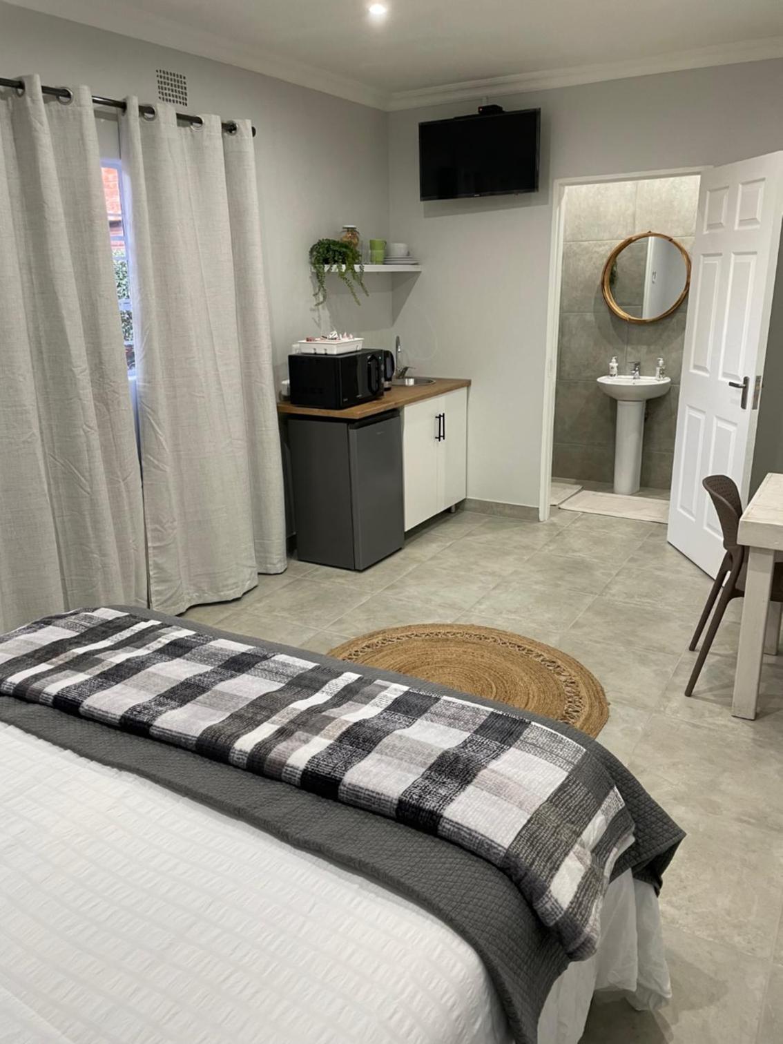 One-Bedroom Apartment - Photo 1