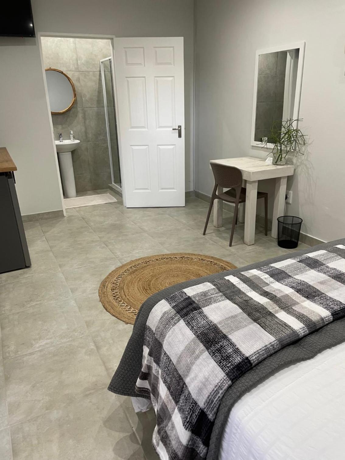 One-Bedroom Apartment - Photo 3