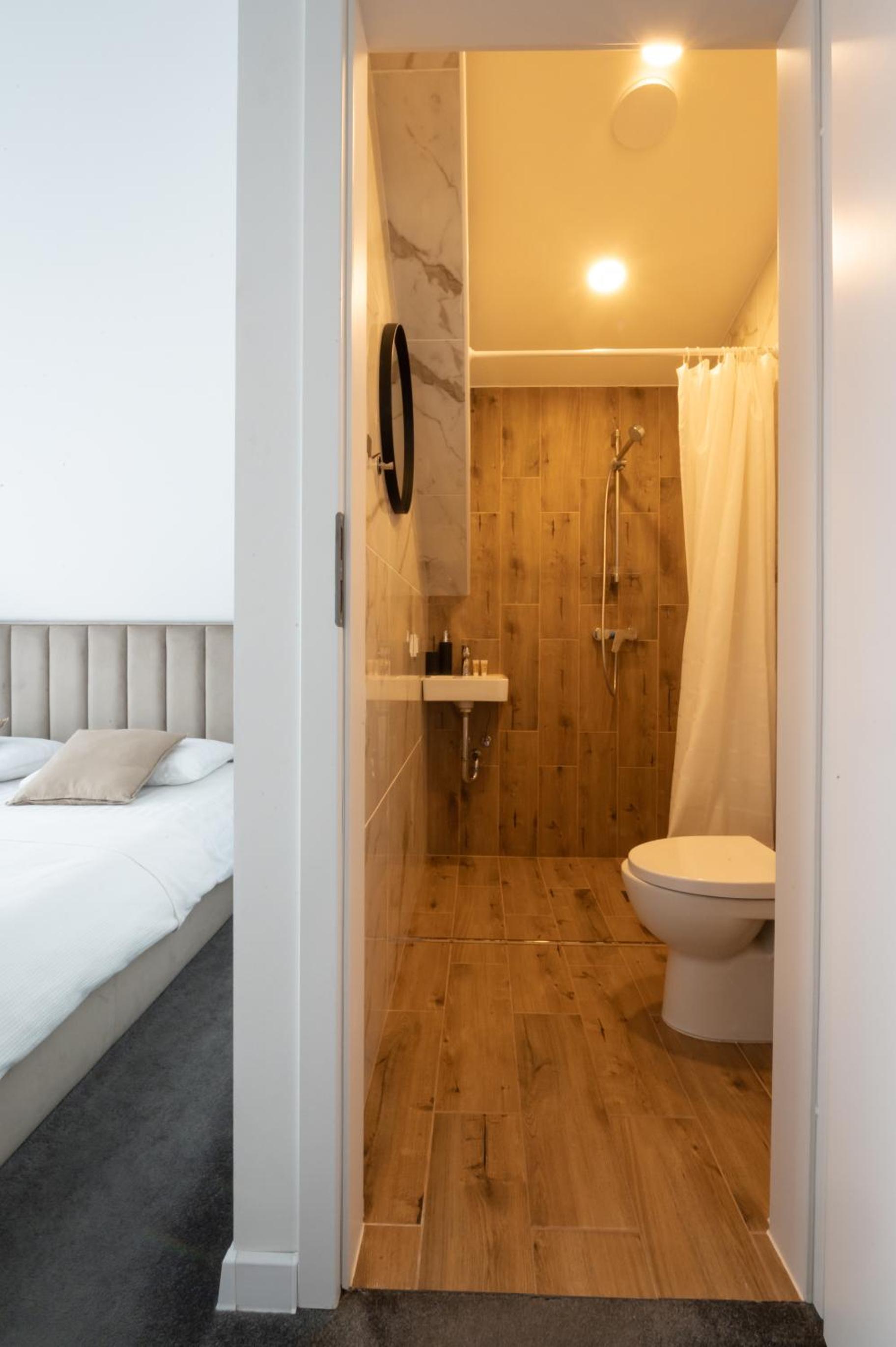 Double Room - Photo 8