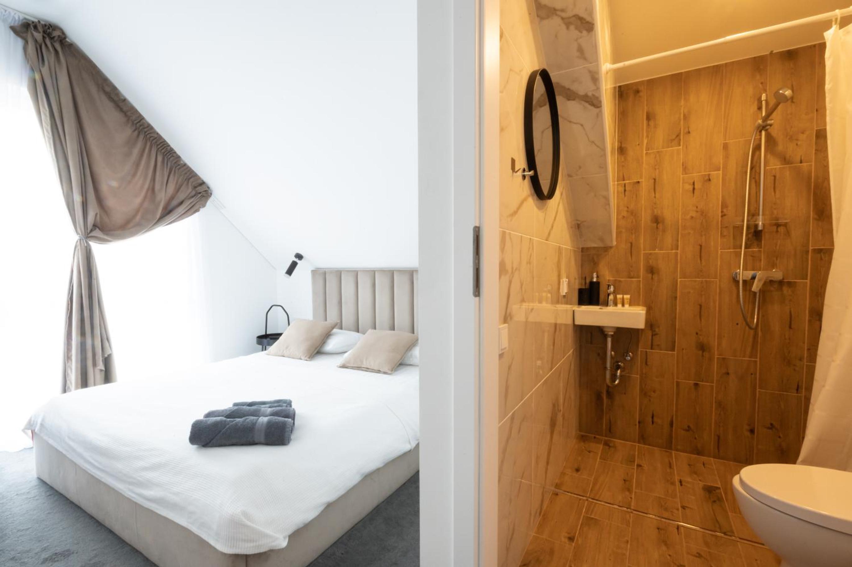 Double Room - Photo 9