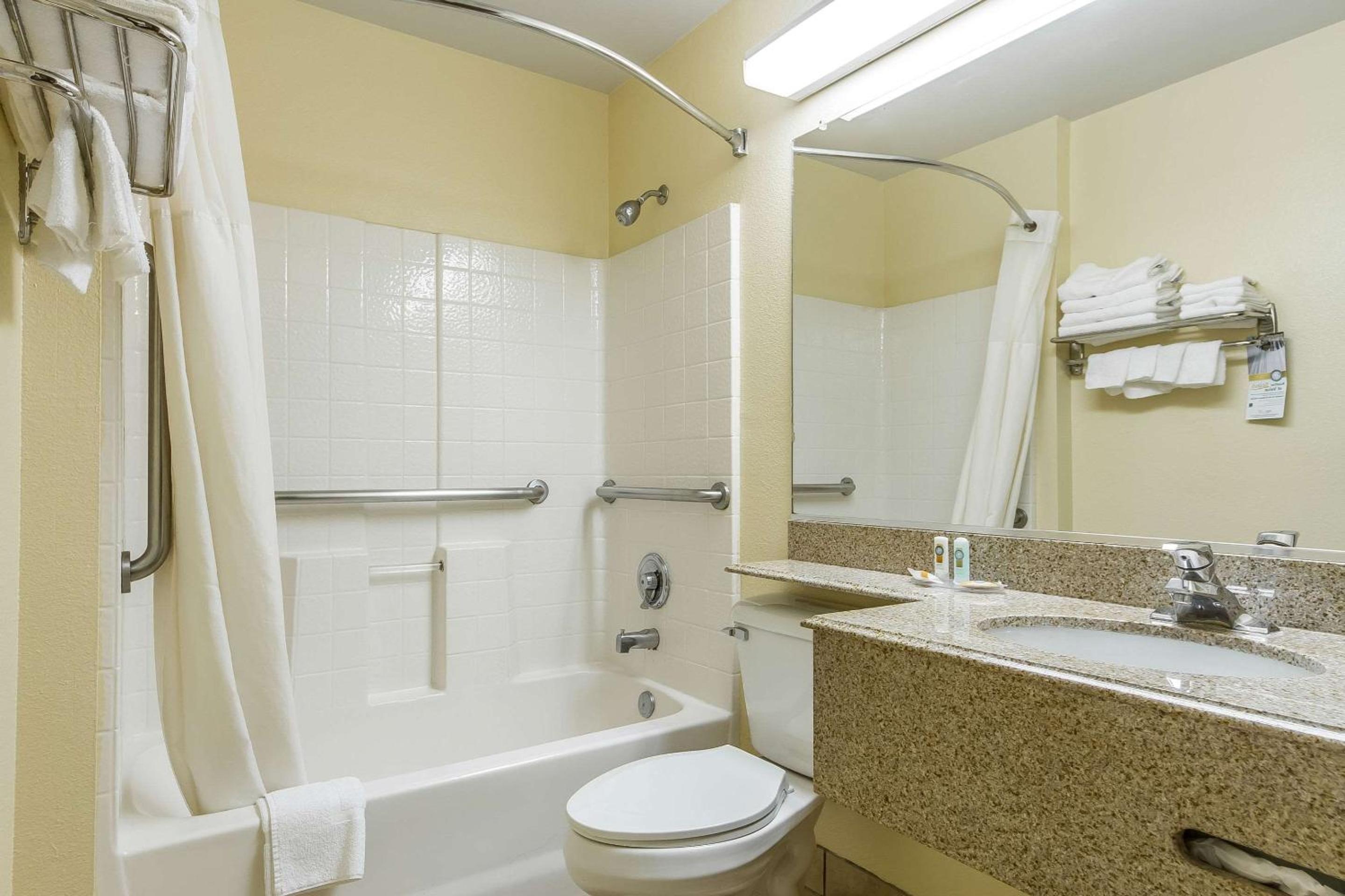 Queen Room - Disability Access/Non Smoking - Photo 2
