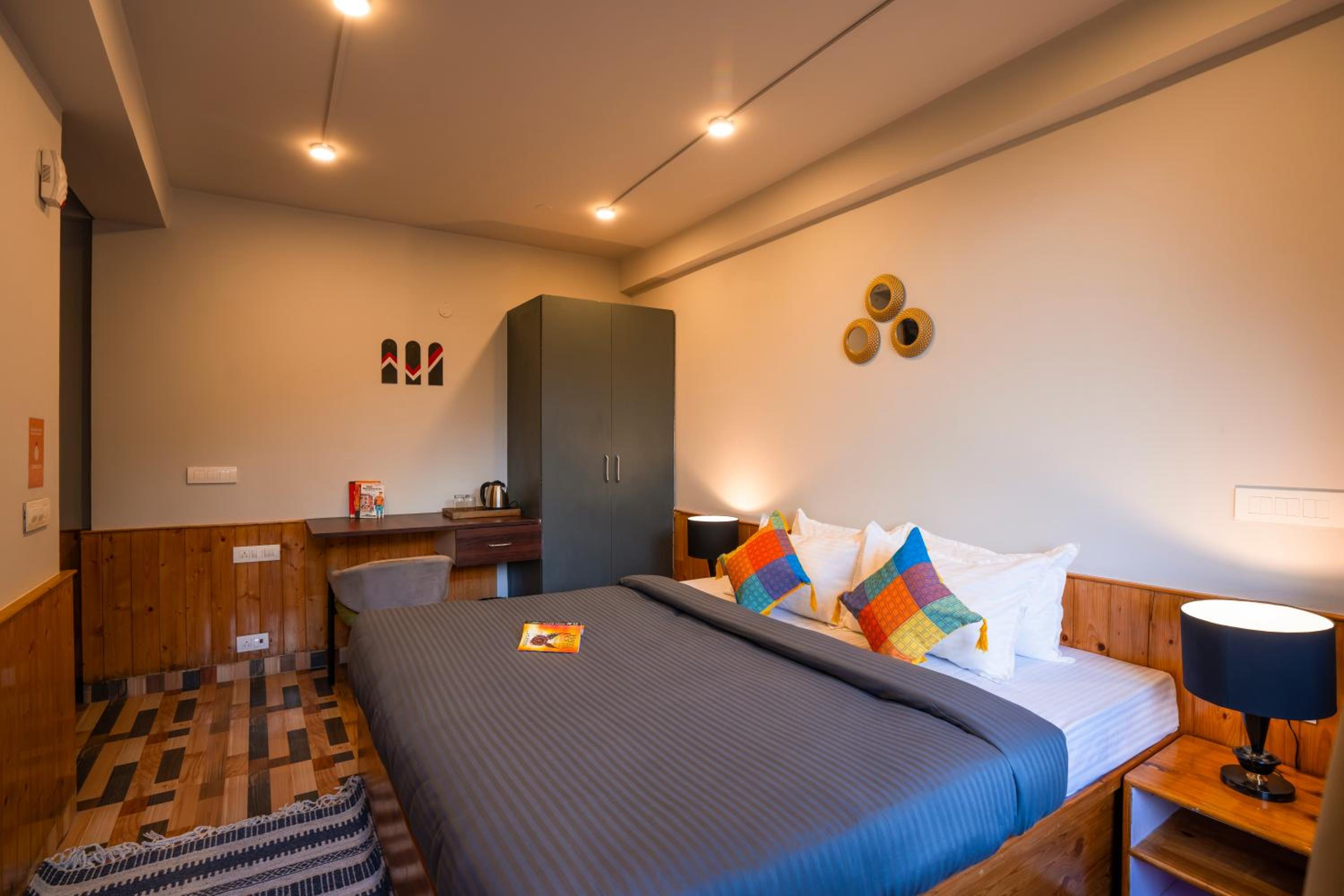 Double Room with Balcony - Photo 8