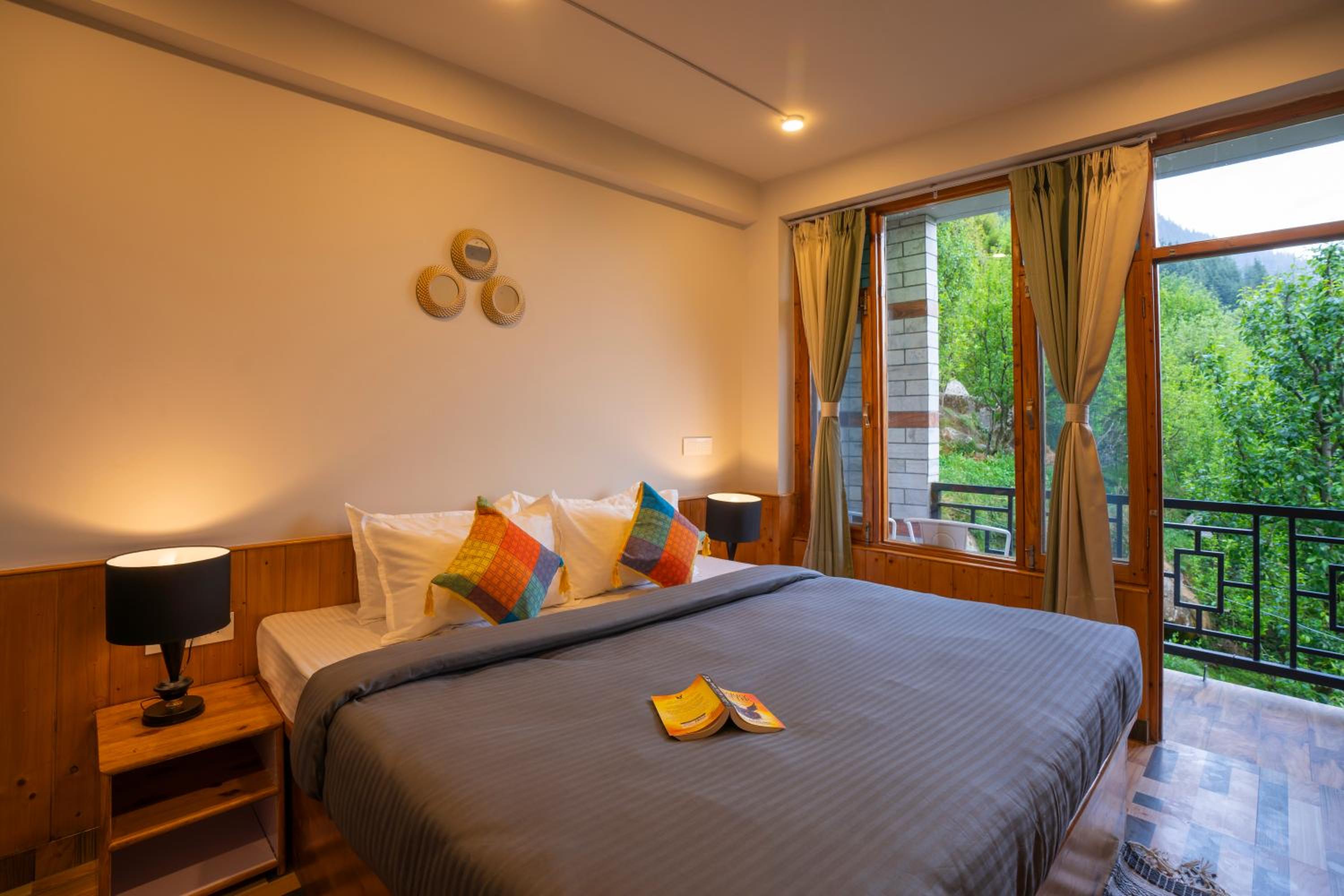 Double Room with Balcony - Photo 3
