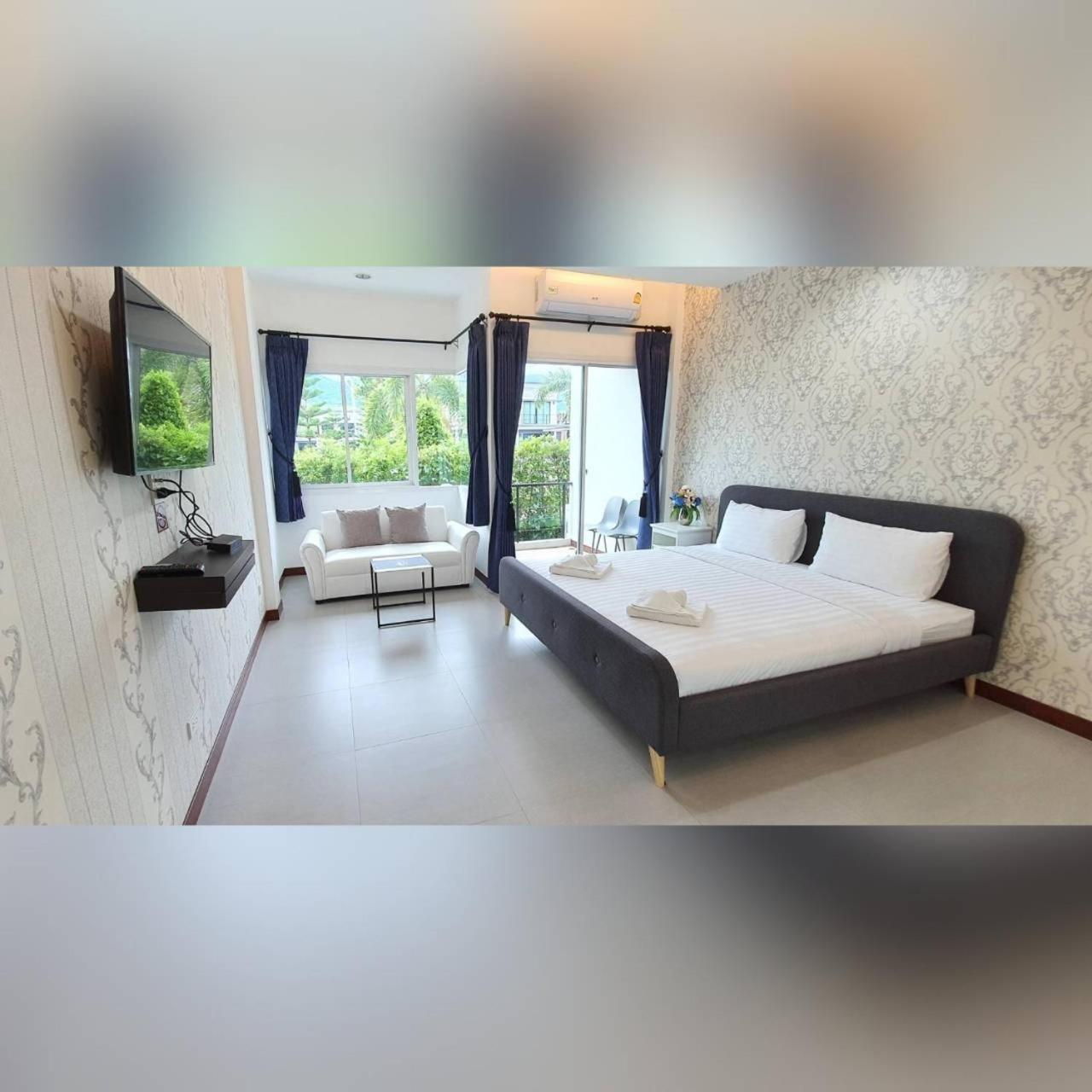 King Room with Balcony - Photo 10