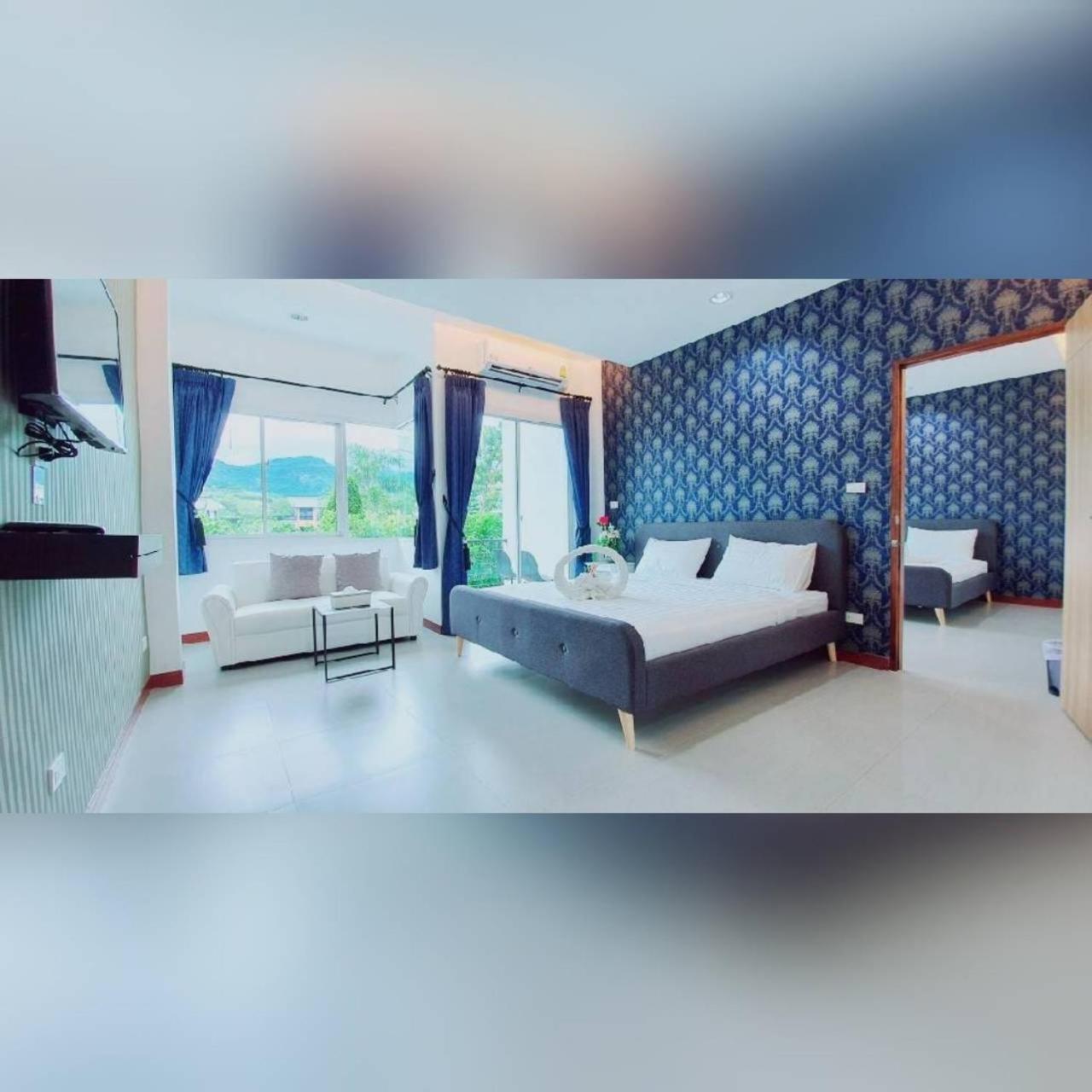 King Room with Balcony - Photo 8