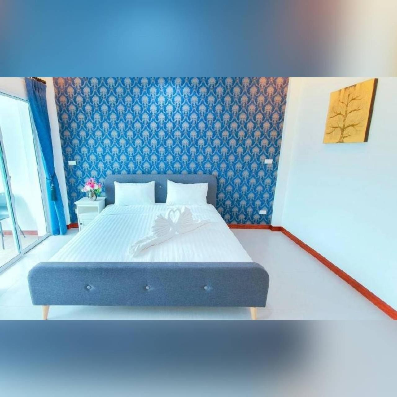 King Room with Balcony - Photo 7