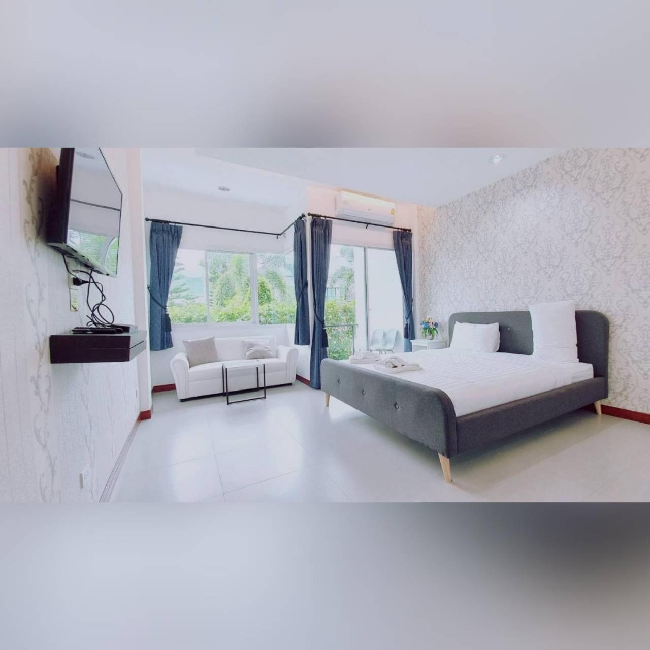 King Room with Balcony - Photo 4