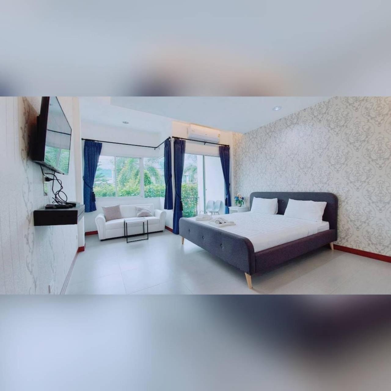 King Room with Balcony - Photo 3