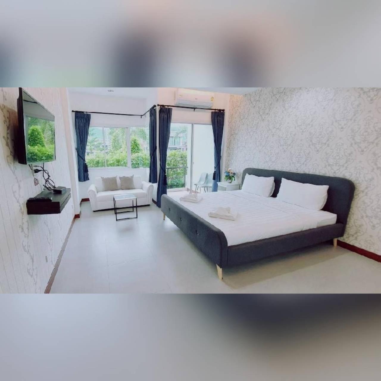 King Room with Balcony - Photo 2